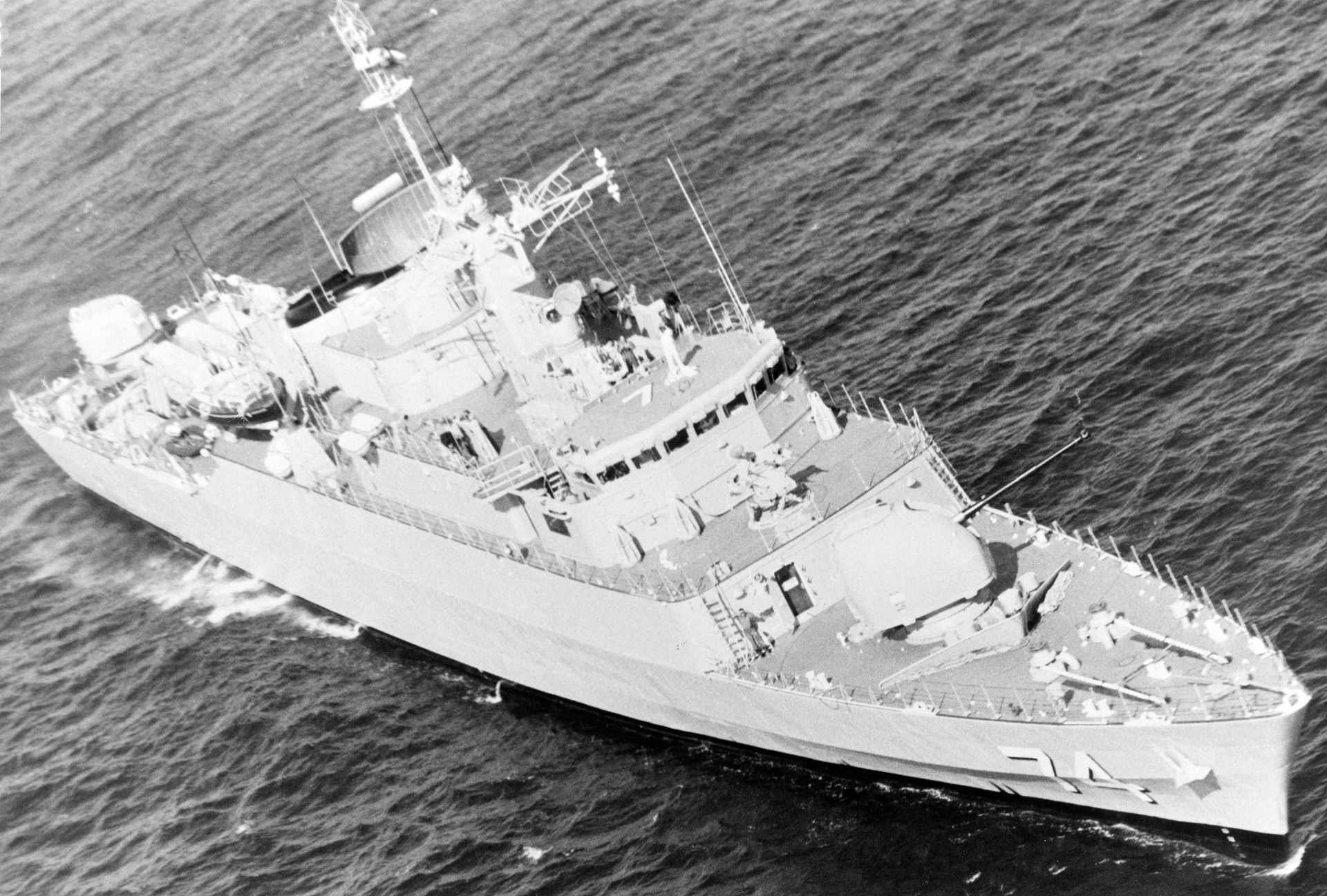 A starboard bow view of the Iranian destroyer escort ITS FARAMA…