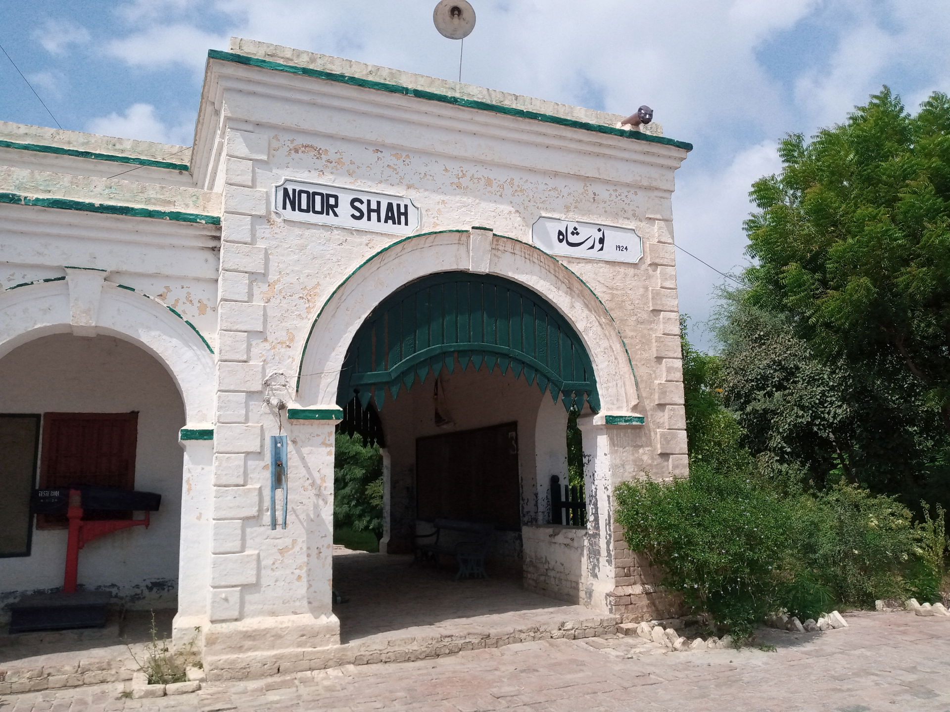 Image shows the railway station of Nur Shah located in Mailsi P…
