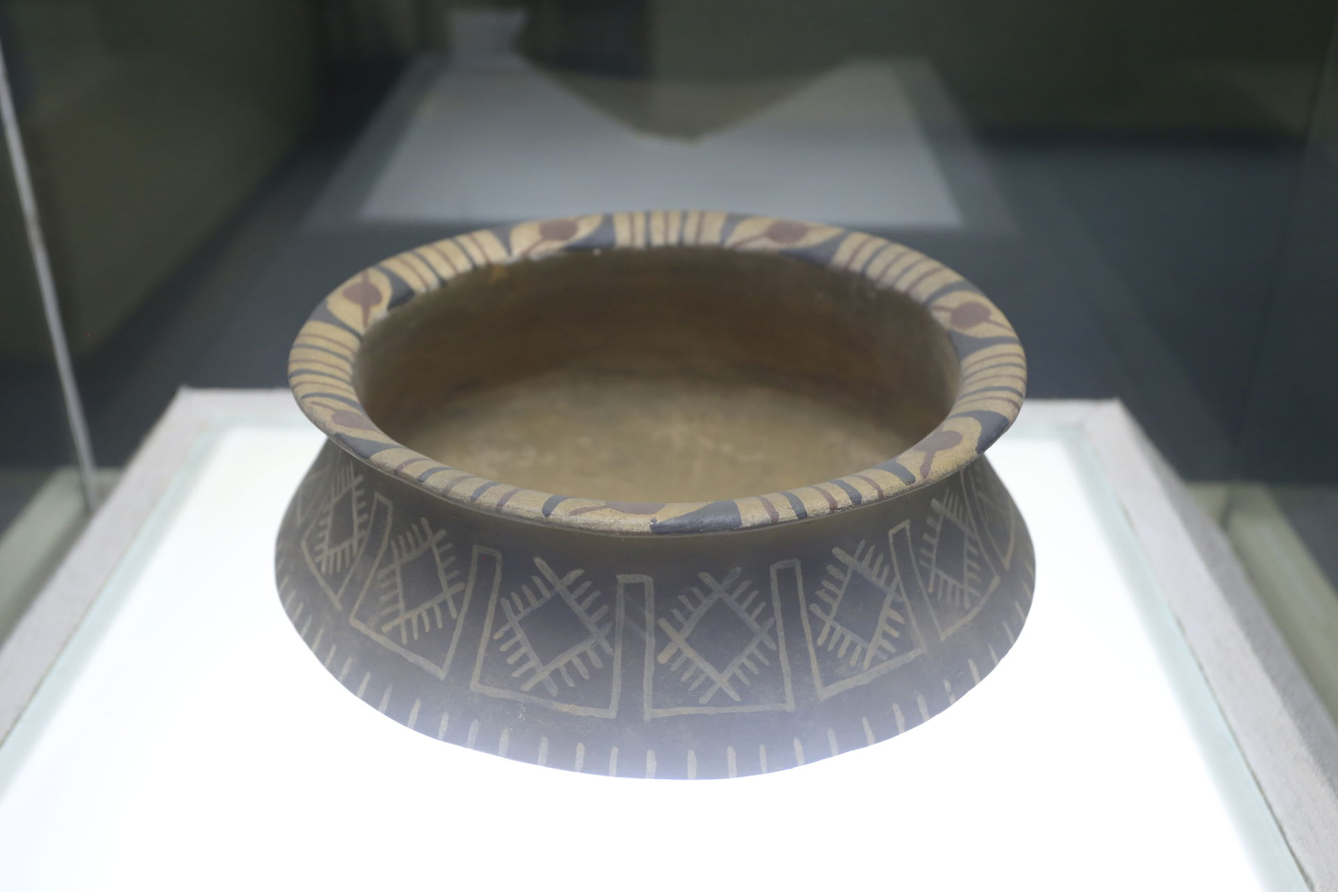 兖州博物馆——
彩陶盆,大汶口文化,王因遗址出土