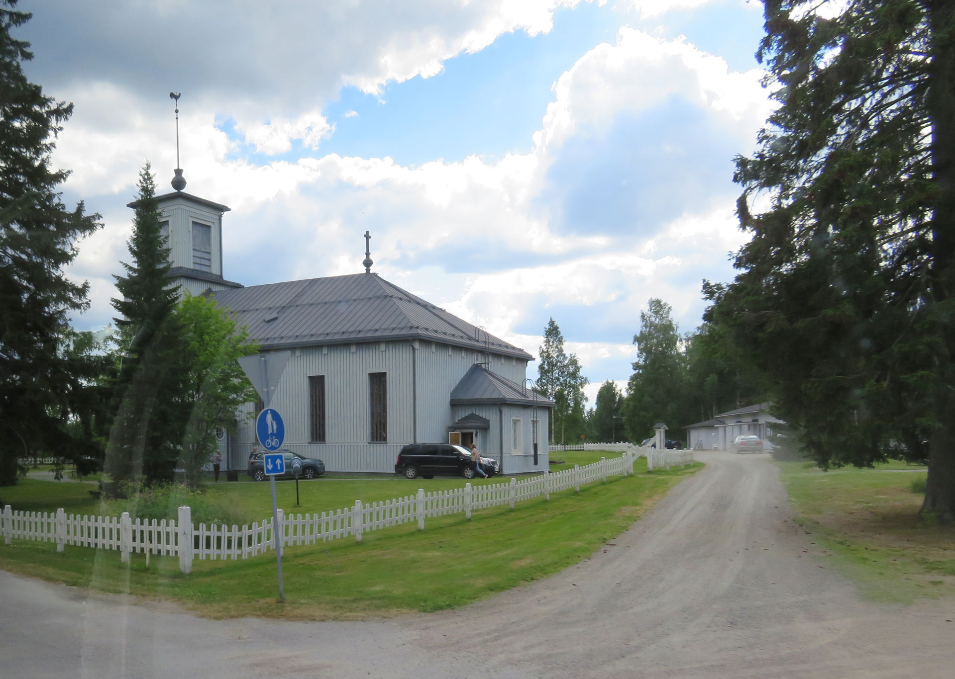 Pylkönmäki Church seen through a car window on Regional road 636