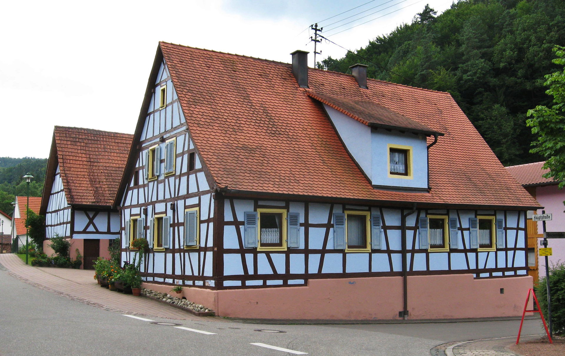 Fachwerkhaus an der Hauptstraße in Hirschthal (Pfalz)