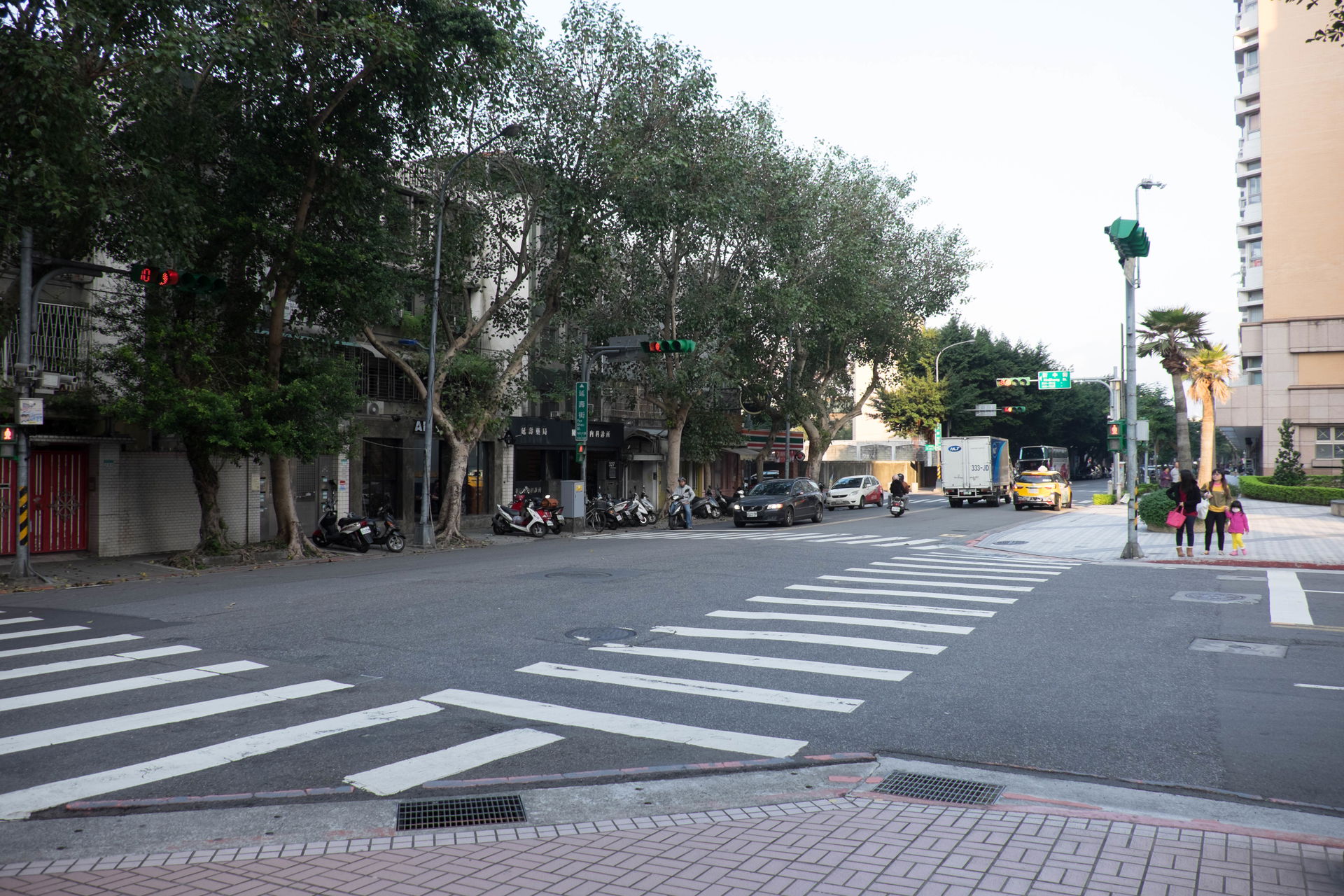 從延壽街與延壽街330巷口東北望延壽街與新中街口。
