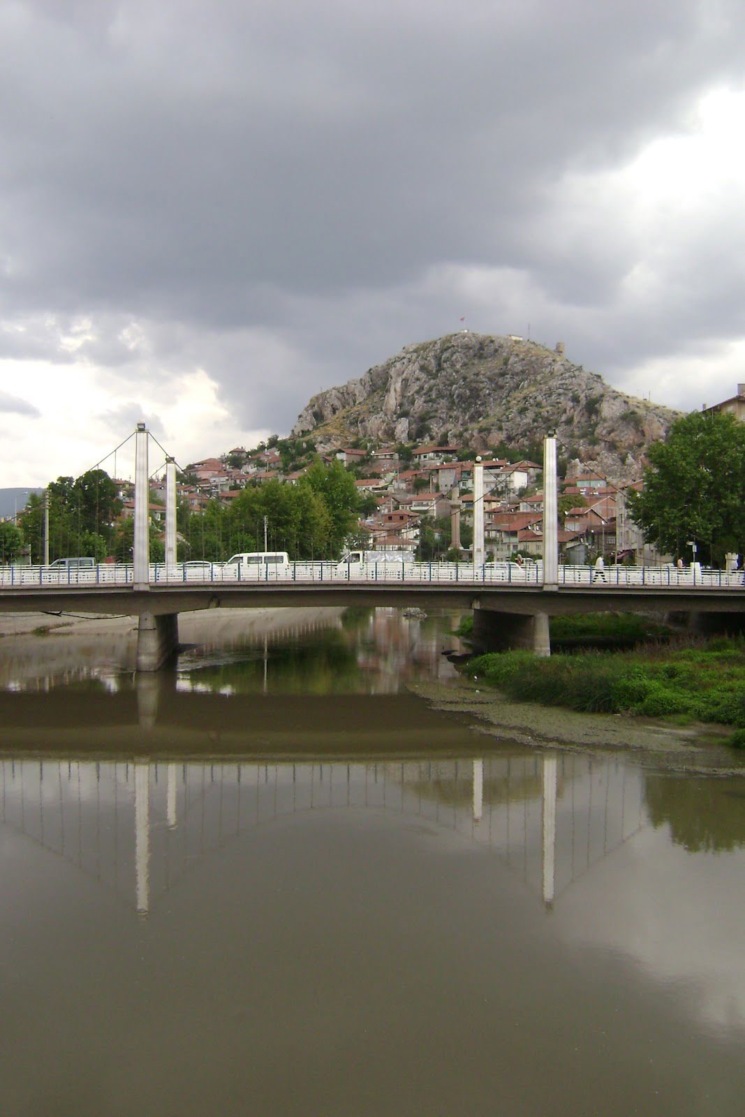 Tokat iline bağlı Turhal ilçe merkezinde bir köprü