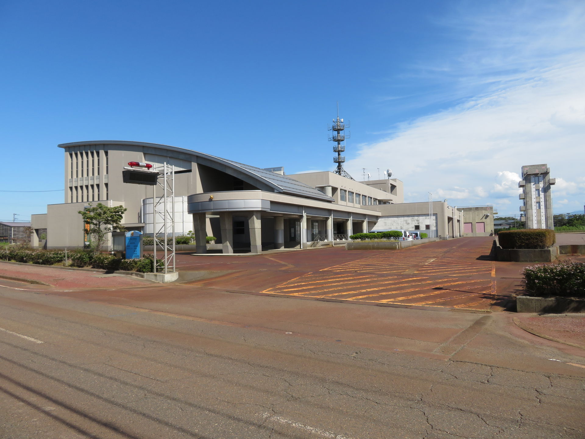 新潟県燕市に所在する燕・弥彦総合事務組合消防本部 燕消防署庁舎