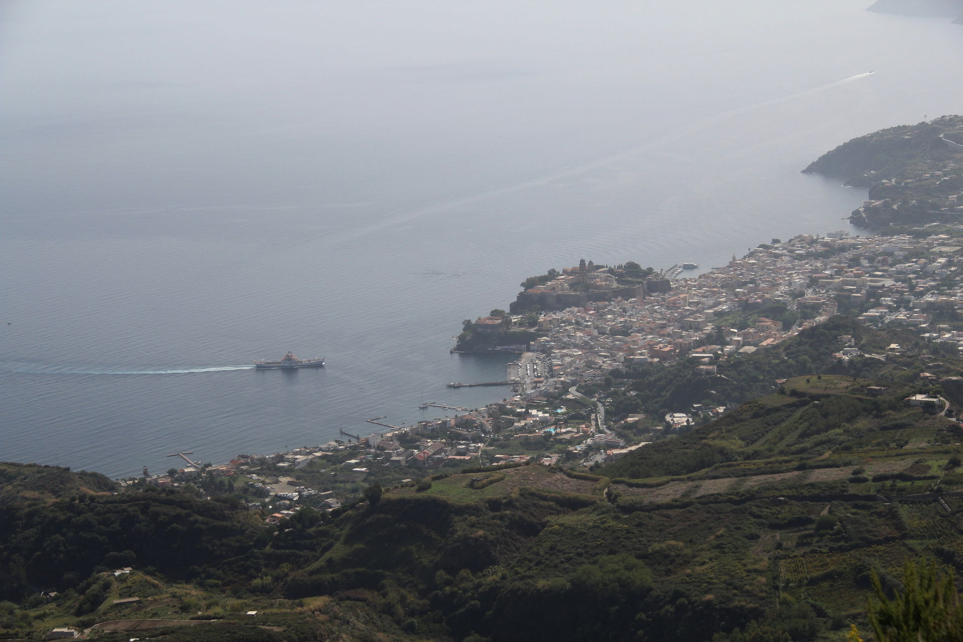Blick vom Monte San Angelo nach Lipari-Stadt. Eine Fähre der N.…
