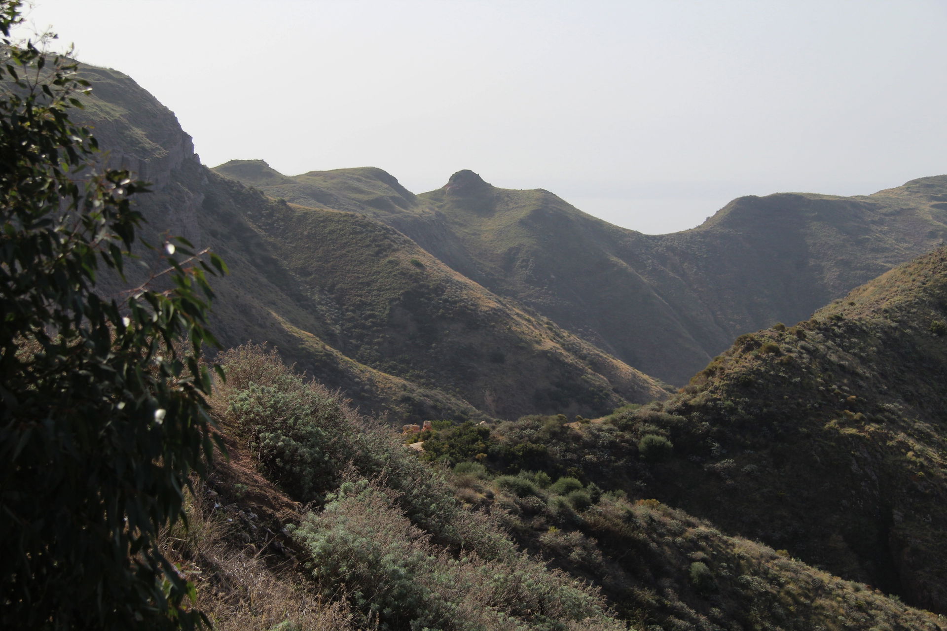 Landschaftseindruck von West-Lipari. Der Timpone Ricotta in der…