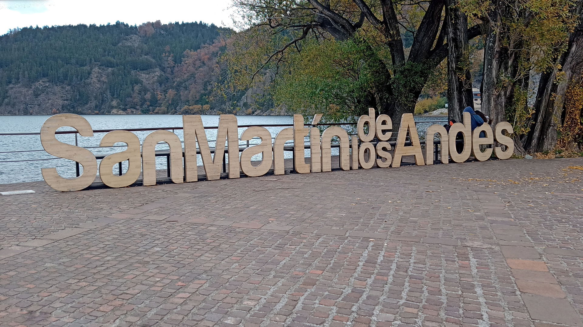 Letras de San Martin de los Andes y dicha localidad, al frente …