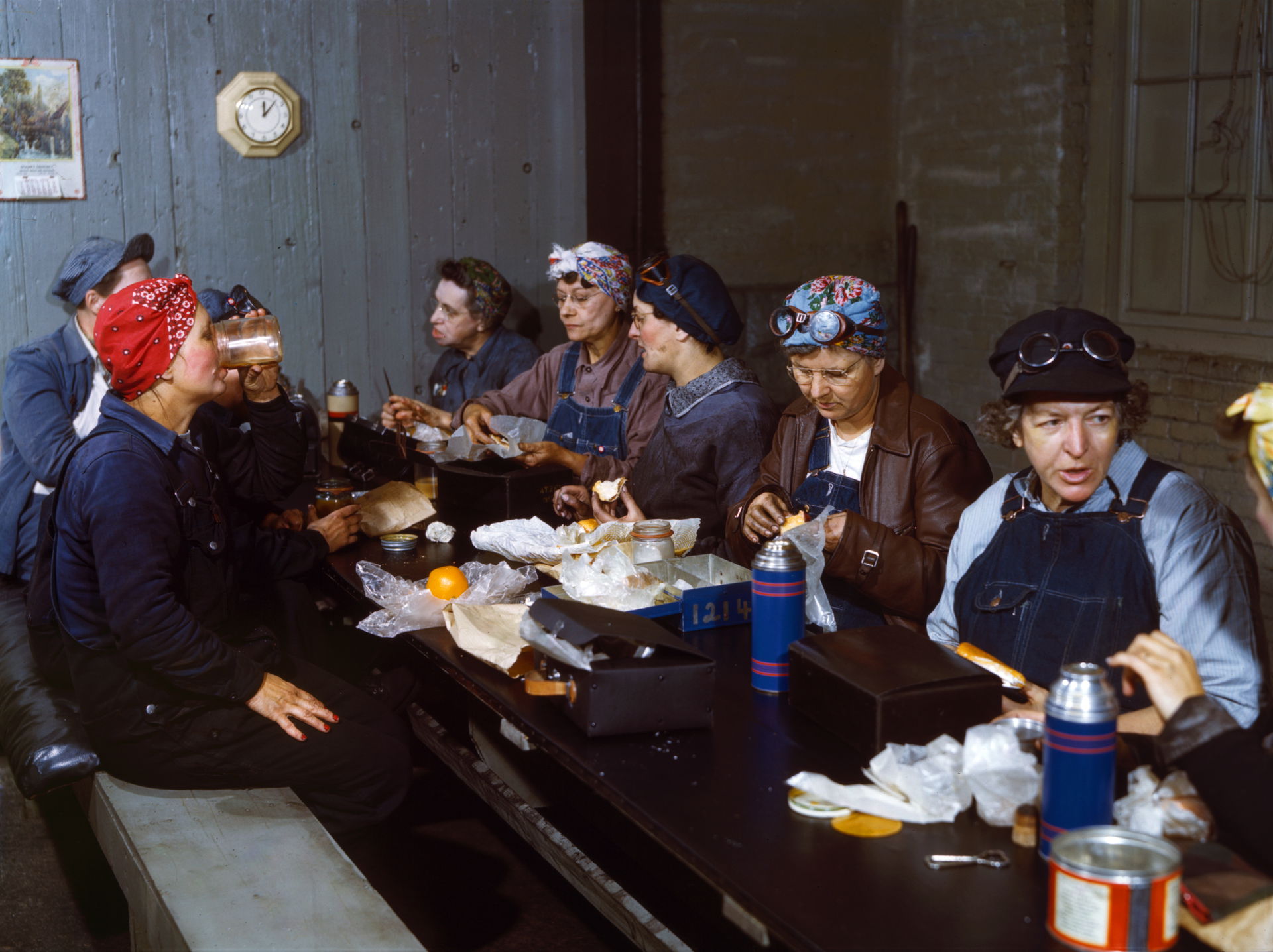 Roundhouse wipers having lunch in their rest room, Chicago &…