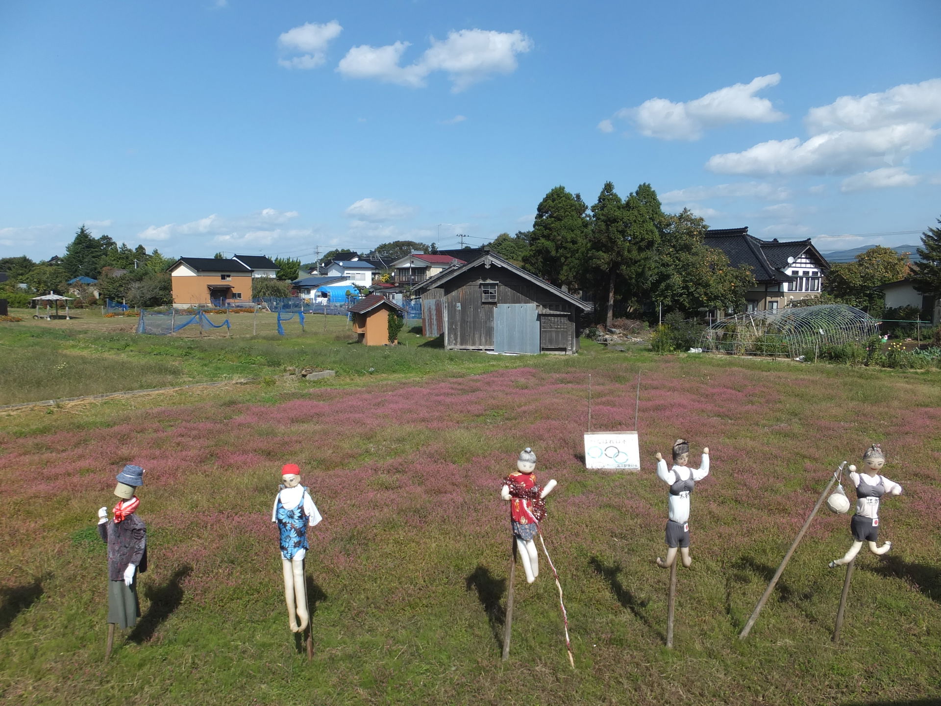 由利高原鉄道・黒沢駅北側の休耕地に立てられたかかし。由利高原鉄道沿線の住民有志によって設置されたもので、2012年はロンドン五…