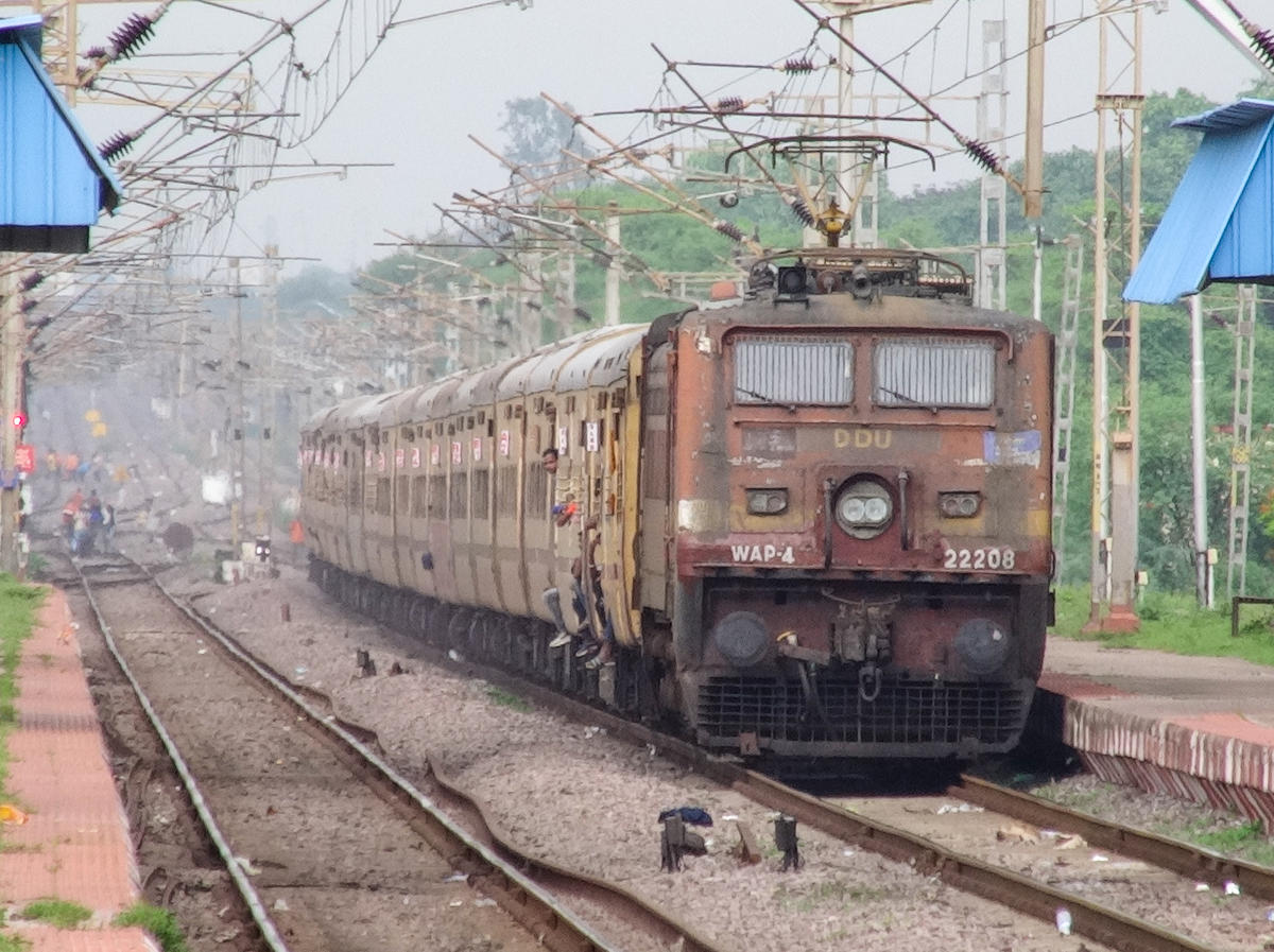 Azad Hind Express with DDU WAP-4 22808 skipping Bhilai Nagar.