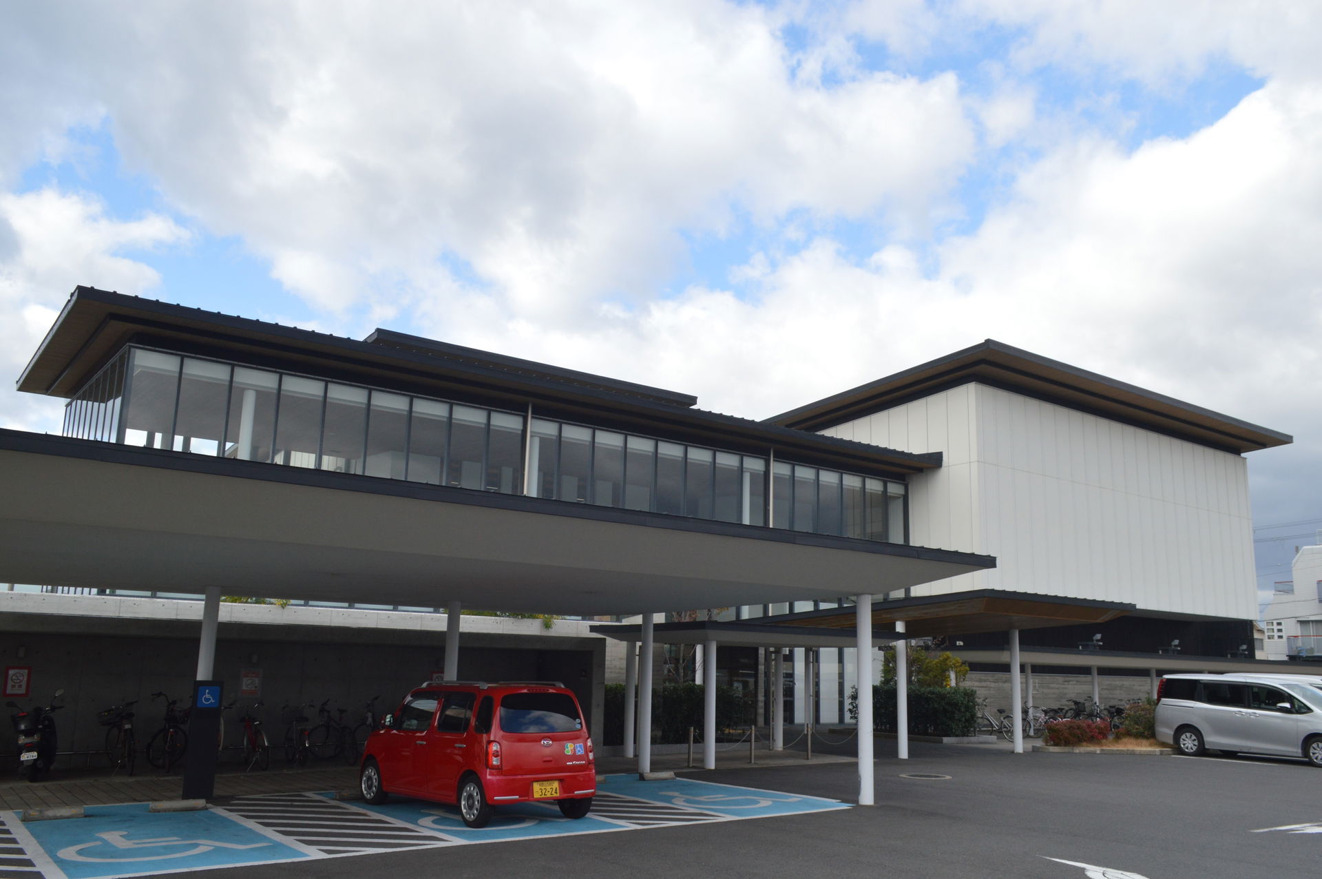 和歌山県田辺市にある「田辺市文化交流センターたなべる」。田辺市立図書館と田辺市立歴史民俗資料館を併設。
