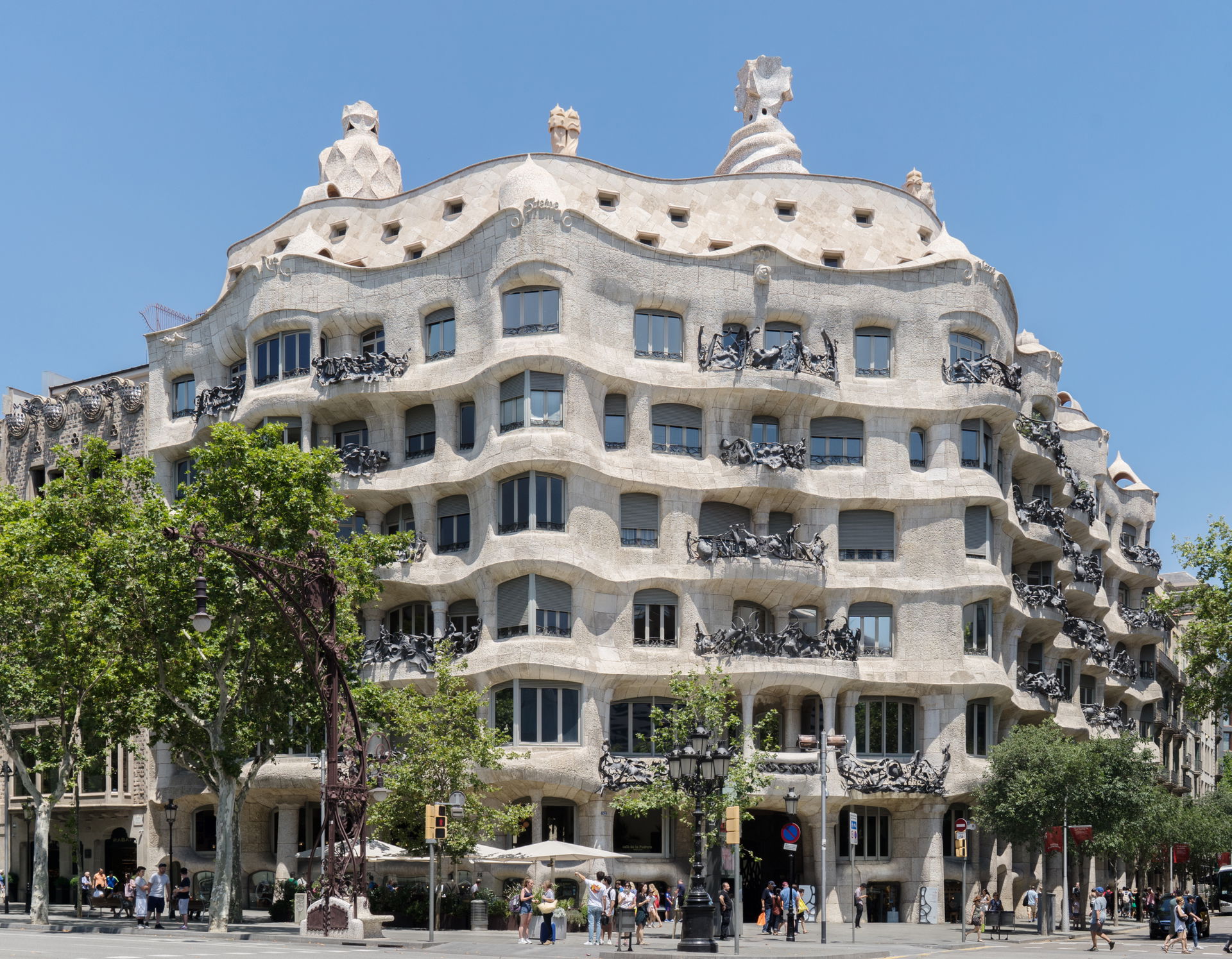 Casa Milà, general view, perspective corrected