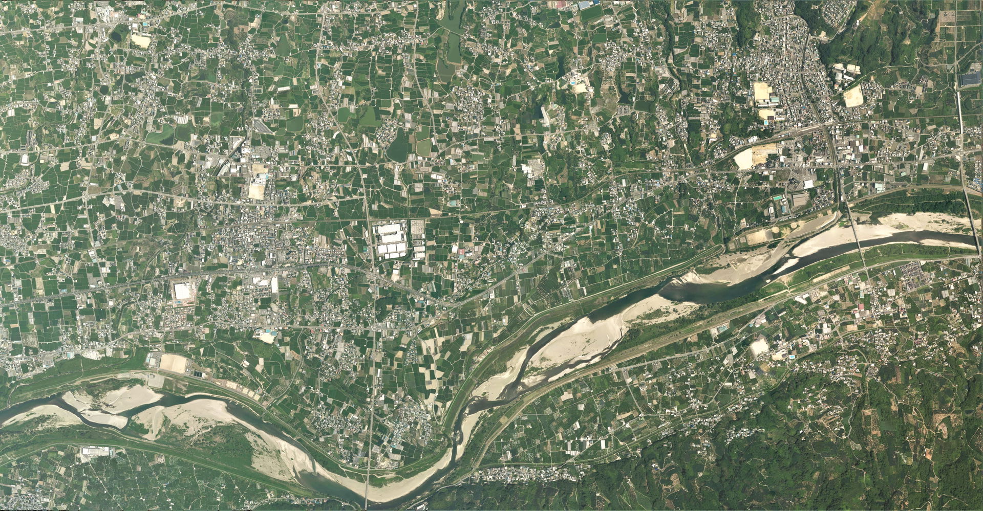 Kinokawa City. An aerial photograph of the north side of the Ki…