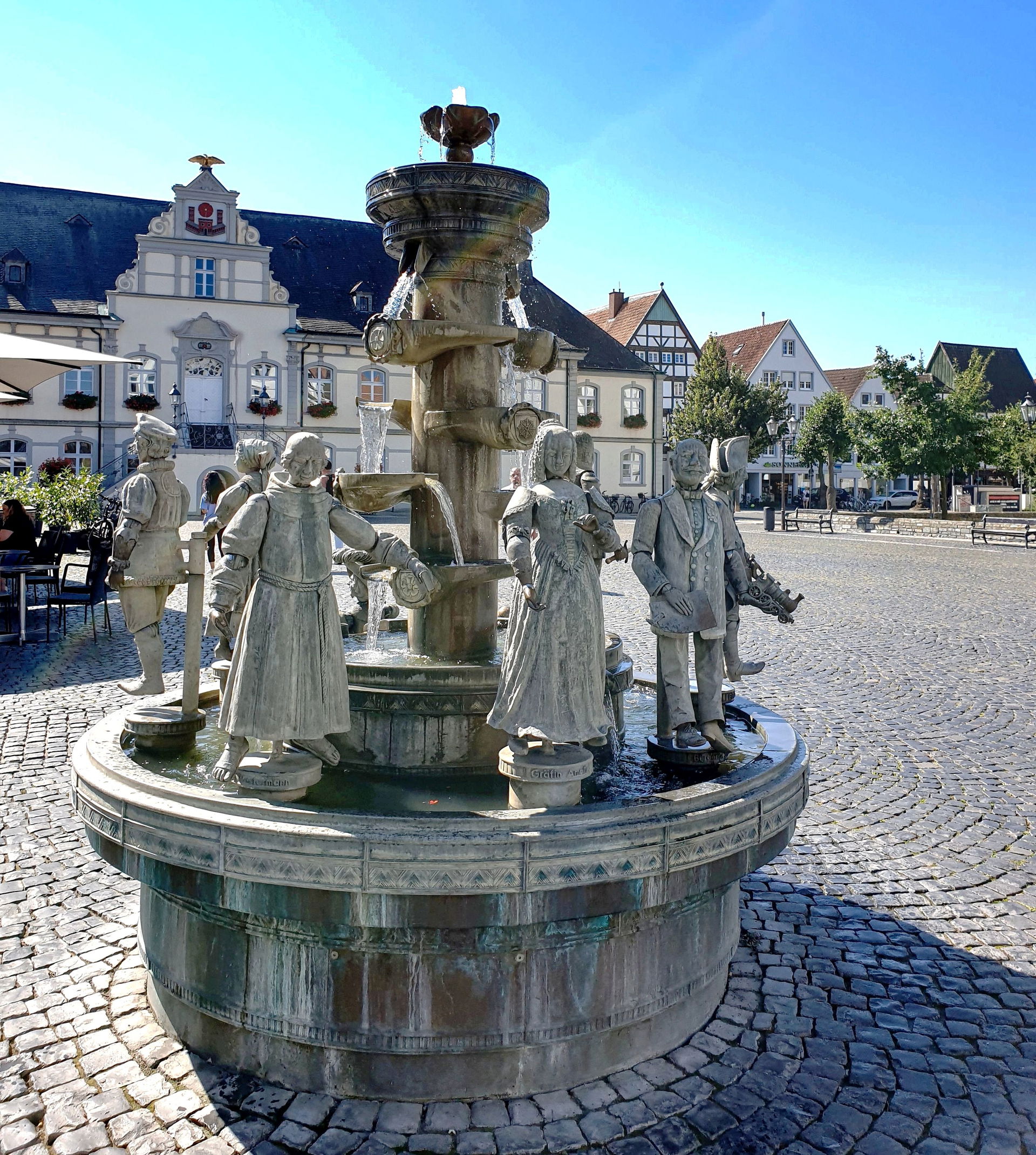 Lippstadt Bürgerbrunnen auf dem Rathausplatz mit Rathaus im Hin…