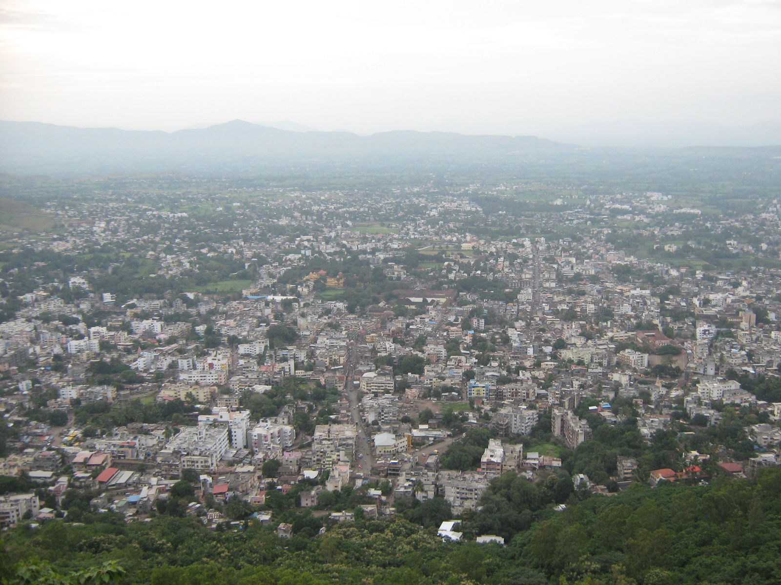 सातारा शहराचे अजिंक्यतारा किल्ल्यावरून दिसणारे दृश्य