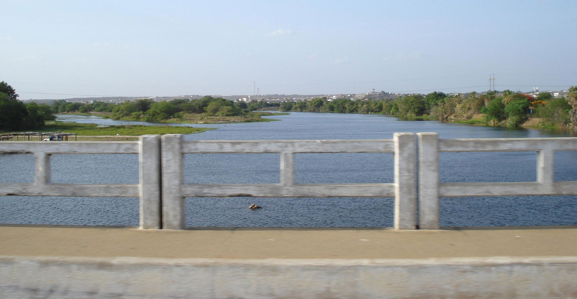 Ponte sobre o rio Banabuiú, próximo à sede do município de Mora…