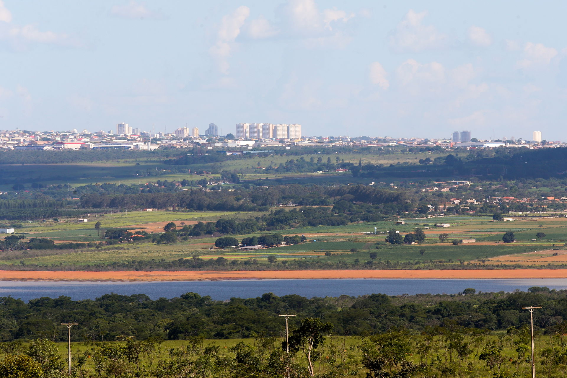 Brasília - Lago da barragem de Santo Antonio do Descoberto, que…