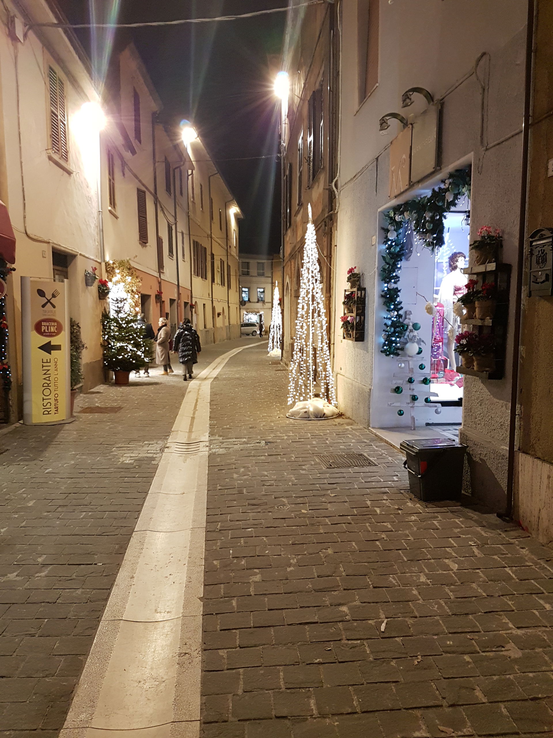Acqualagna (PU) - via Marconi nel periodo di Natale 2022