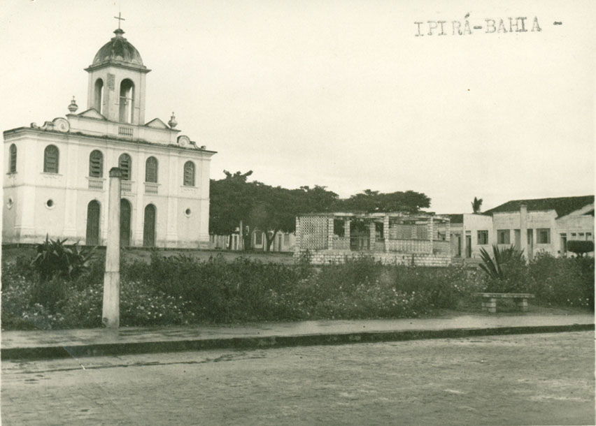 Igreja Matriz e Praça de Ipirá (BA) no passado.