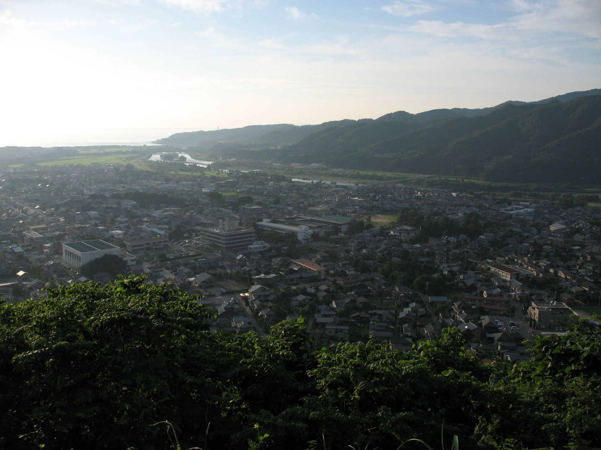 This is a view of Murakami from Oshiroyama (Castle Mountain) ta…