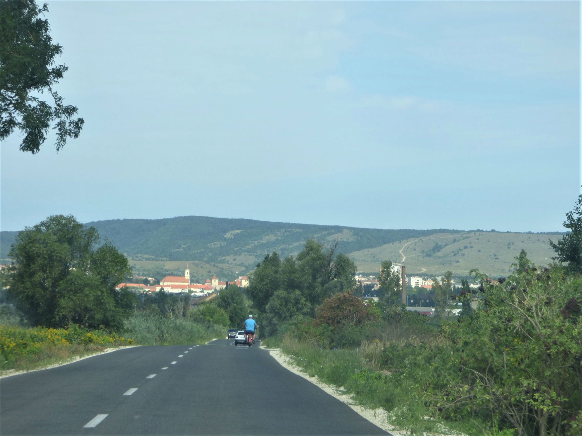 A 72108-as út Ősi után Várpalota látképével