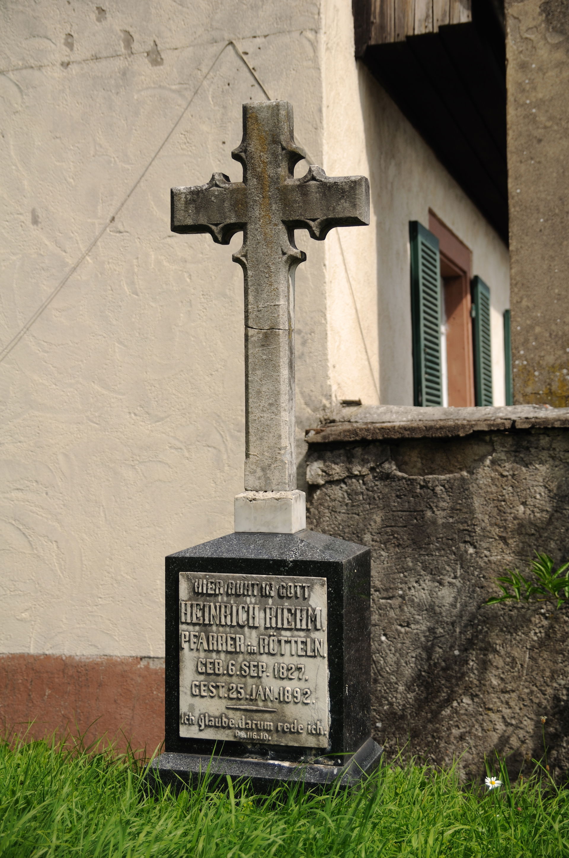 Lörrach: Galluskirche, Grabkreuz von Heinrich Riehm (1827—1892)…