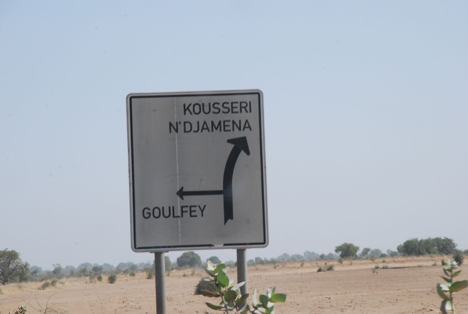 Panneau de signalisation situé dans le nord du Cameroun et indi…