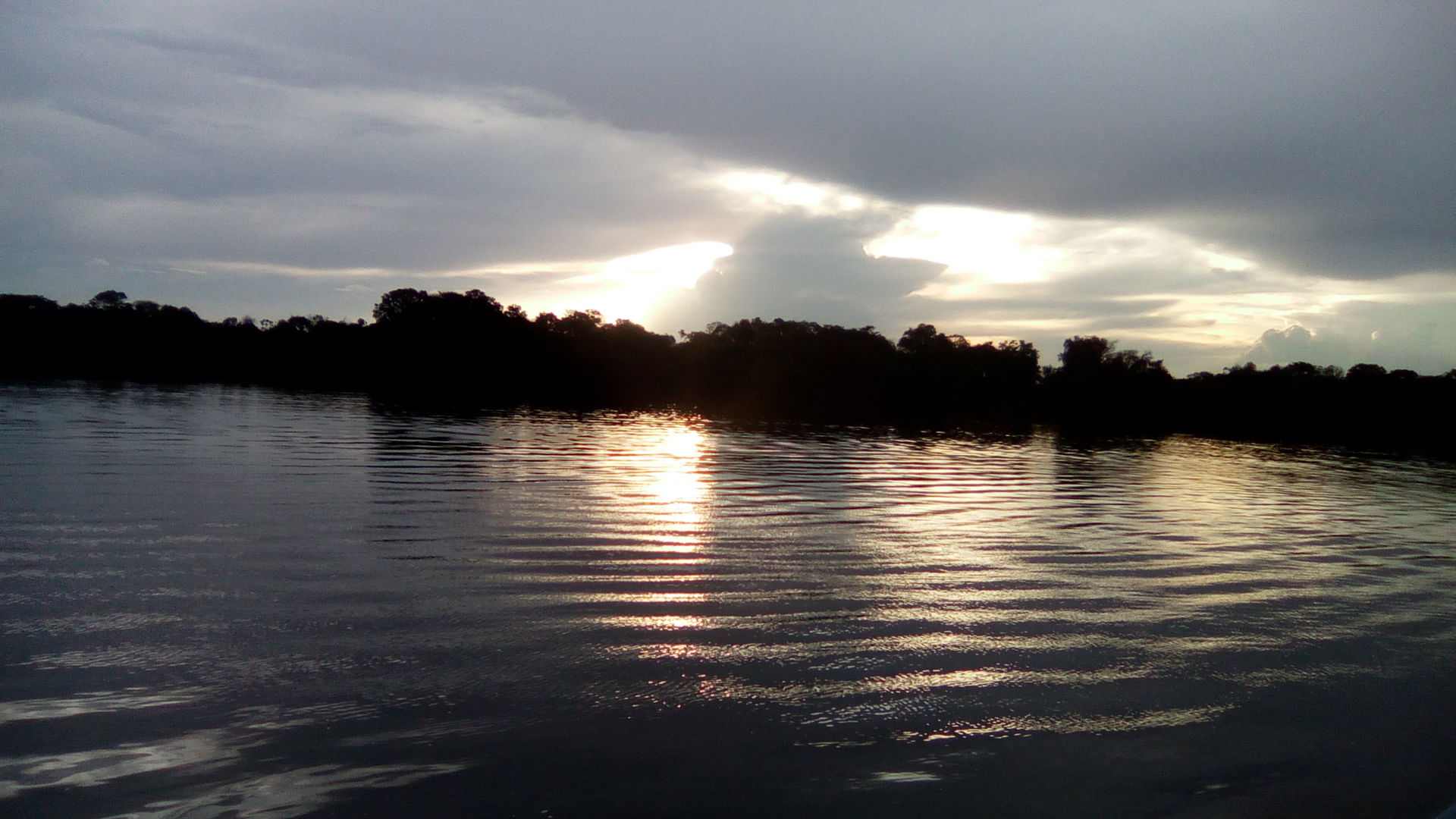 Foto tirada durante uma travessia de Balsa entre o Pará e Tocan…