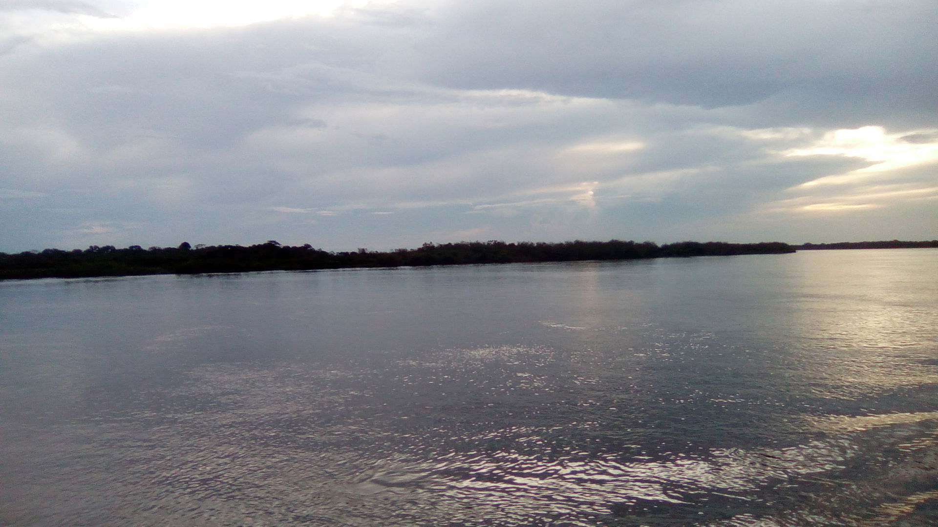 Foto tirada durante uma travessia de Balsa entre o Pará e Tocan…