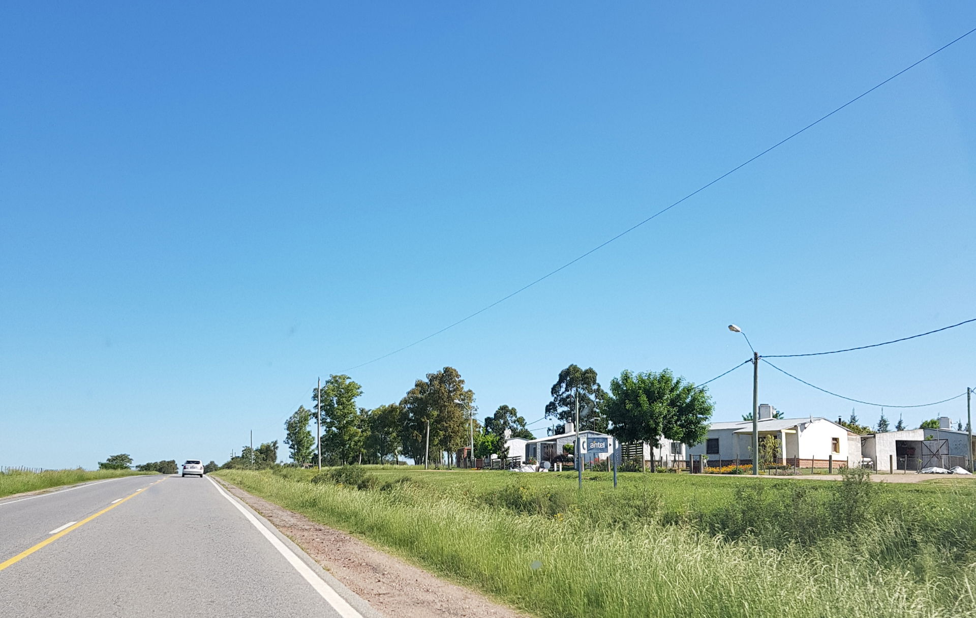 Ruta 21 a su paso por el pueblo Paso de la Horqueta, Departamen…