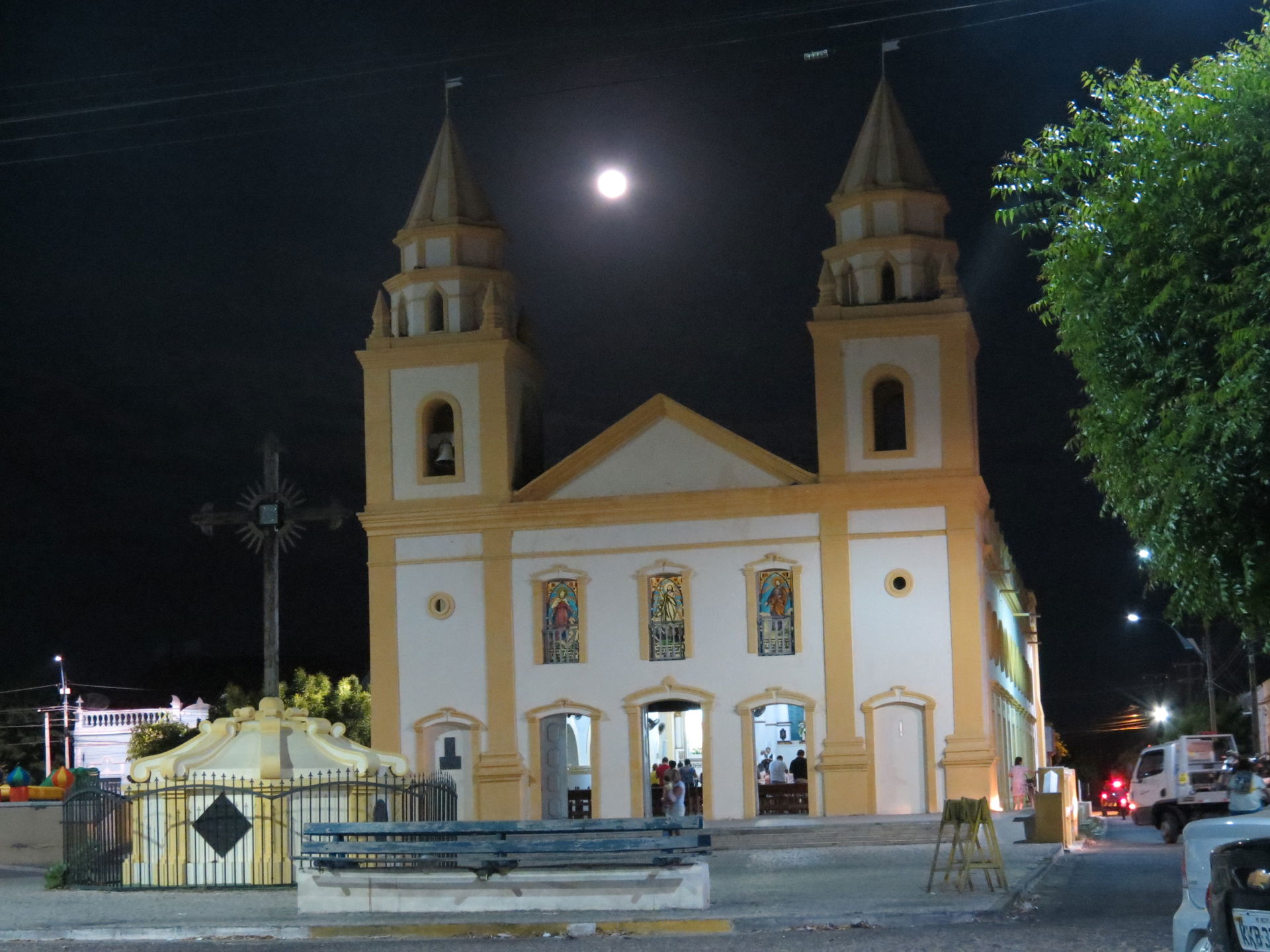 Imagem noturna da igreja mais antiga da cidade.