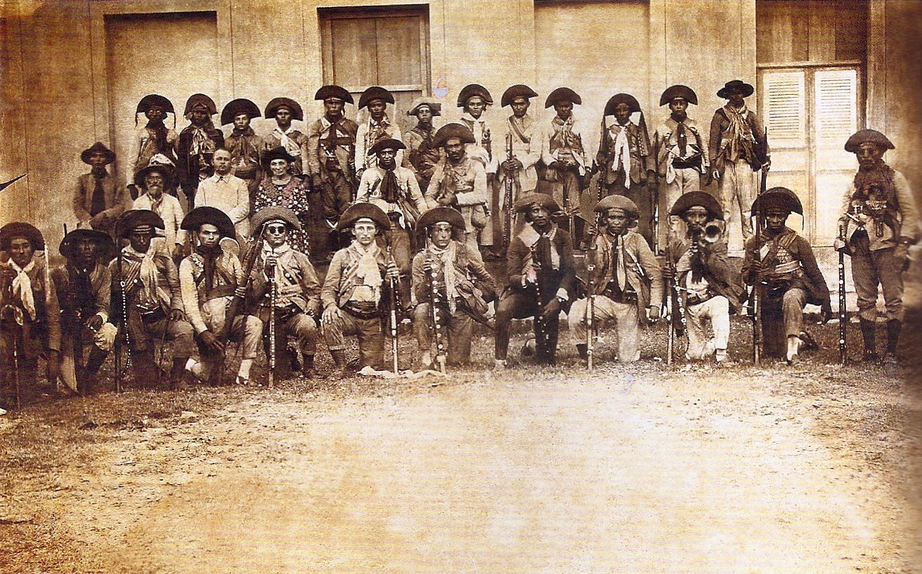 Lampião e seu grupo. Fotografia P&B, 10 x 18 cm. Acervo do …