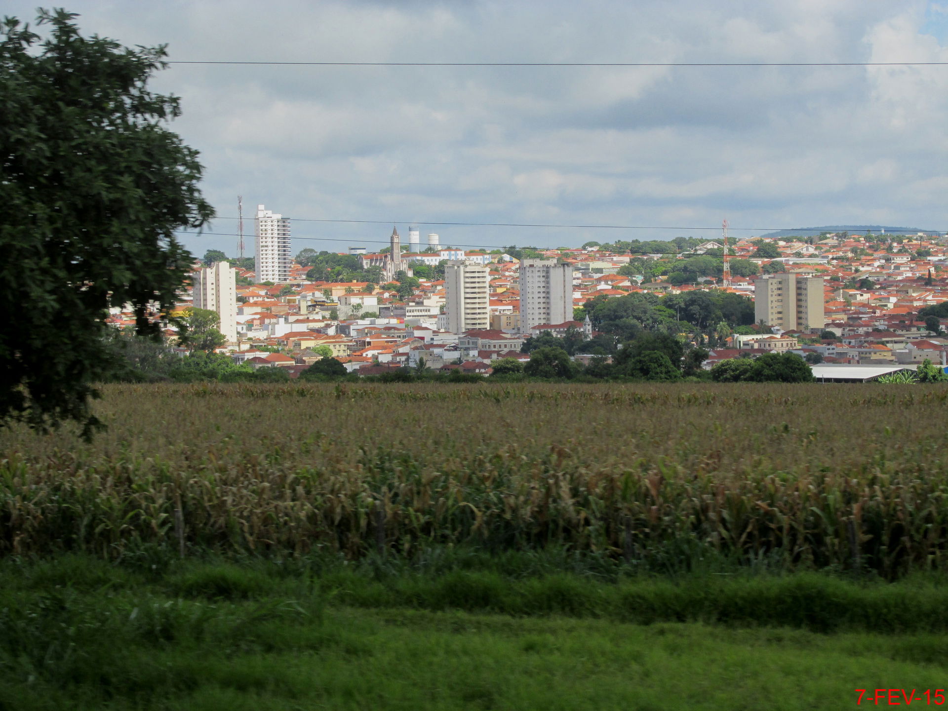 Cidade de Taquaritinga vista da Rodovia SP-333. Em destaque a I…
