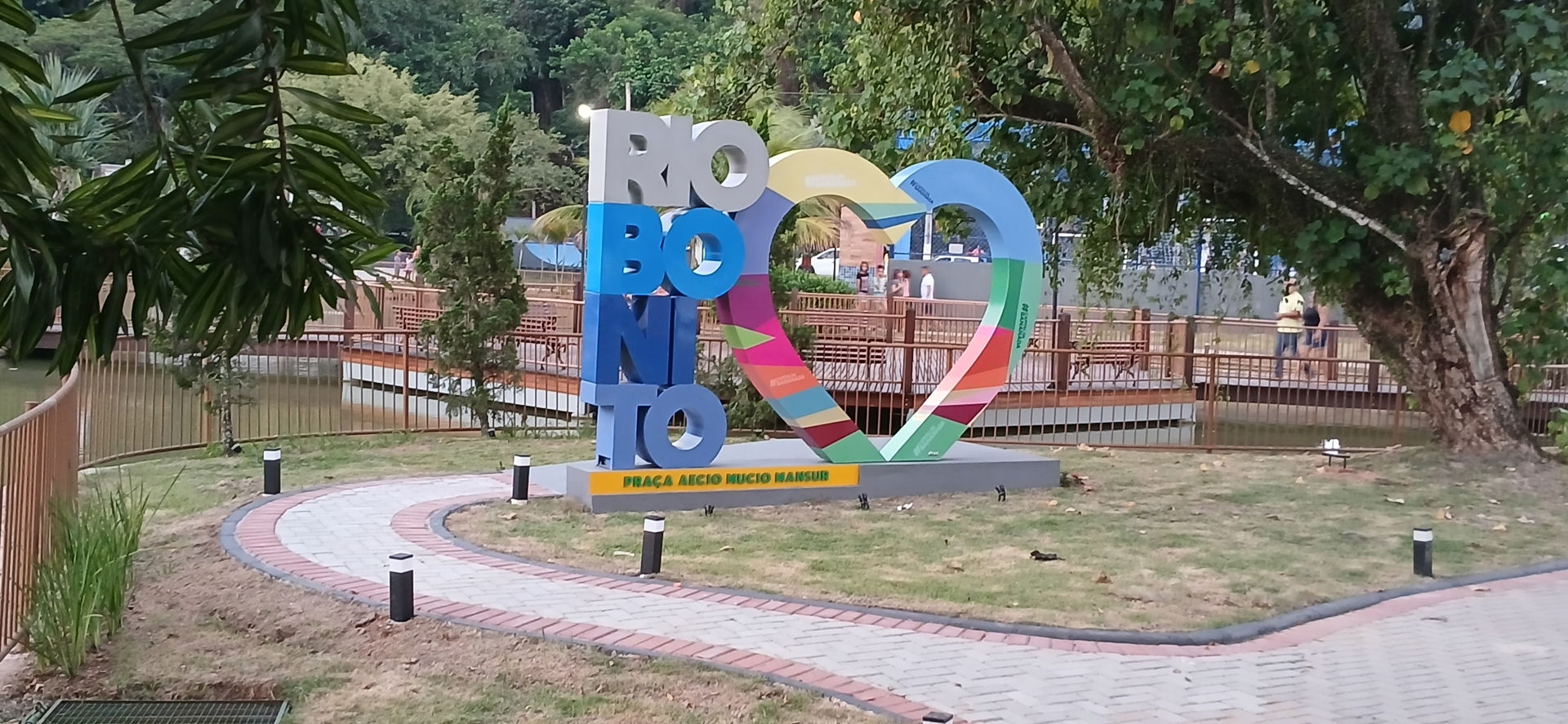 Praça Aécio Múcio Mansur localizada no bairro do Green Valley e…