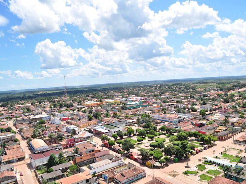 Visão da Praça municipal e da prefeitura de Jacundá
