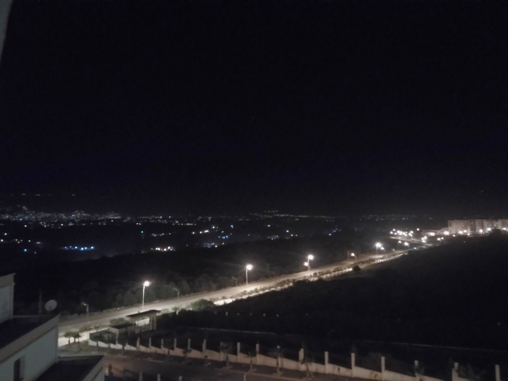 Vue nocturne depuis le campus universitaire de Koléa sur la pla…
