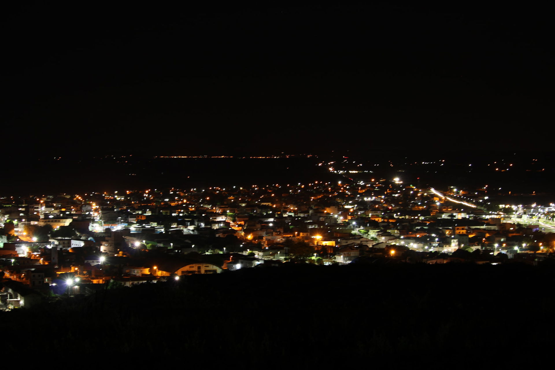 Vista noturna da Cidade de Araci, a partir do Monte do Bomfim.