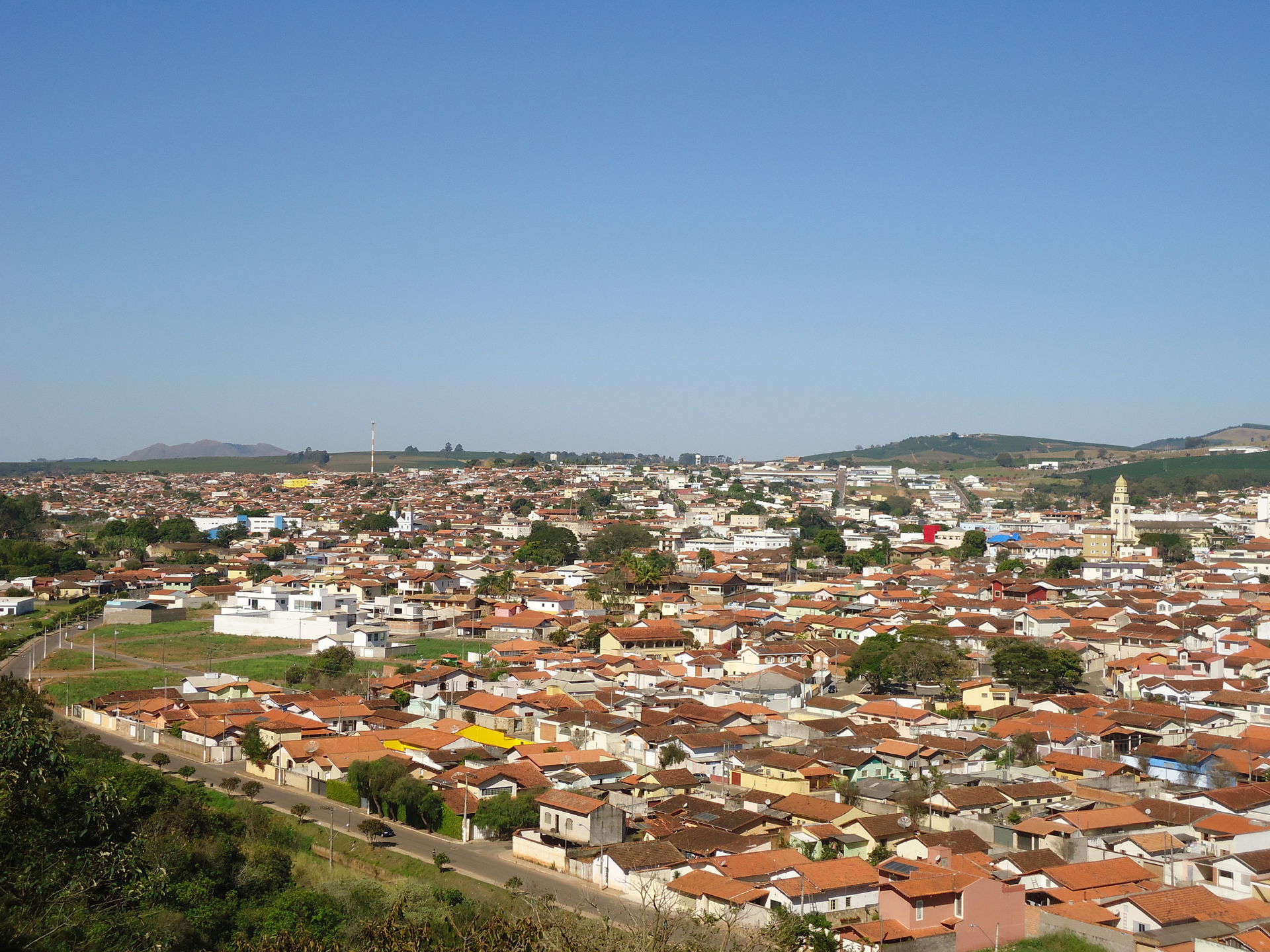 Vista de parte da zona urbana de Três Pontas. A direita pode-se…