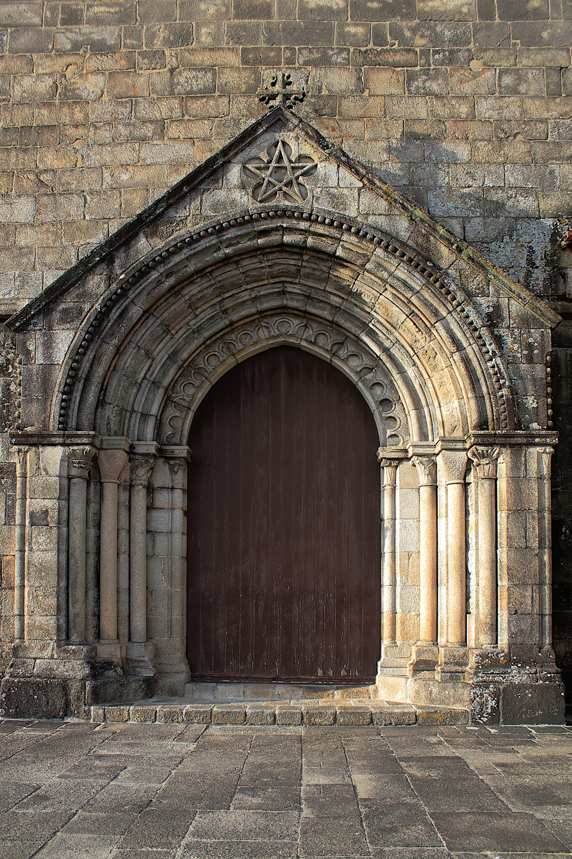 Entrance door on South façade of Igreja de São Francisco (Porto)
