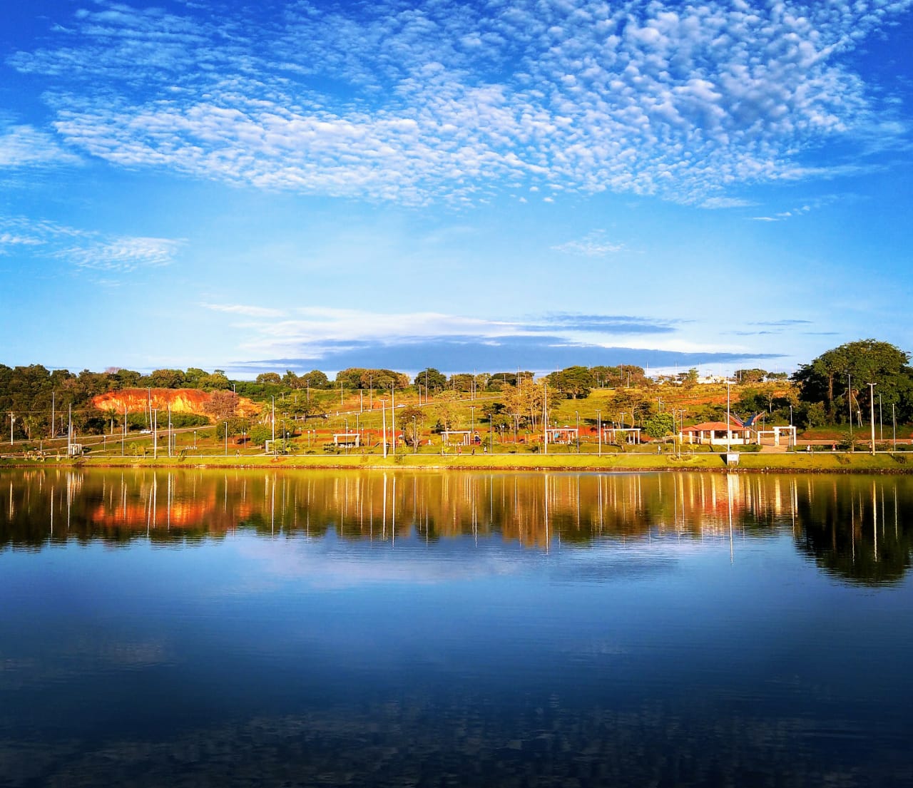Foto registrada na Orla do lago Jacob em Cidade ocidental GO. U…