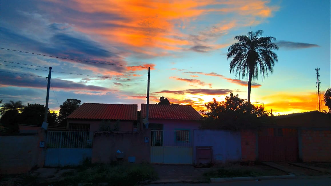 Cidade Ocidental Go- lindo e maravilhoso pôr do sol