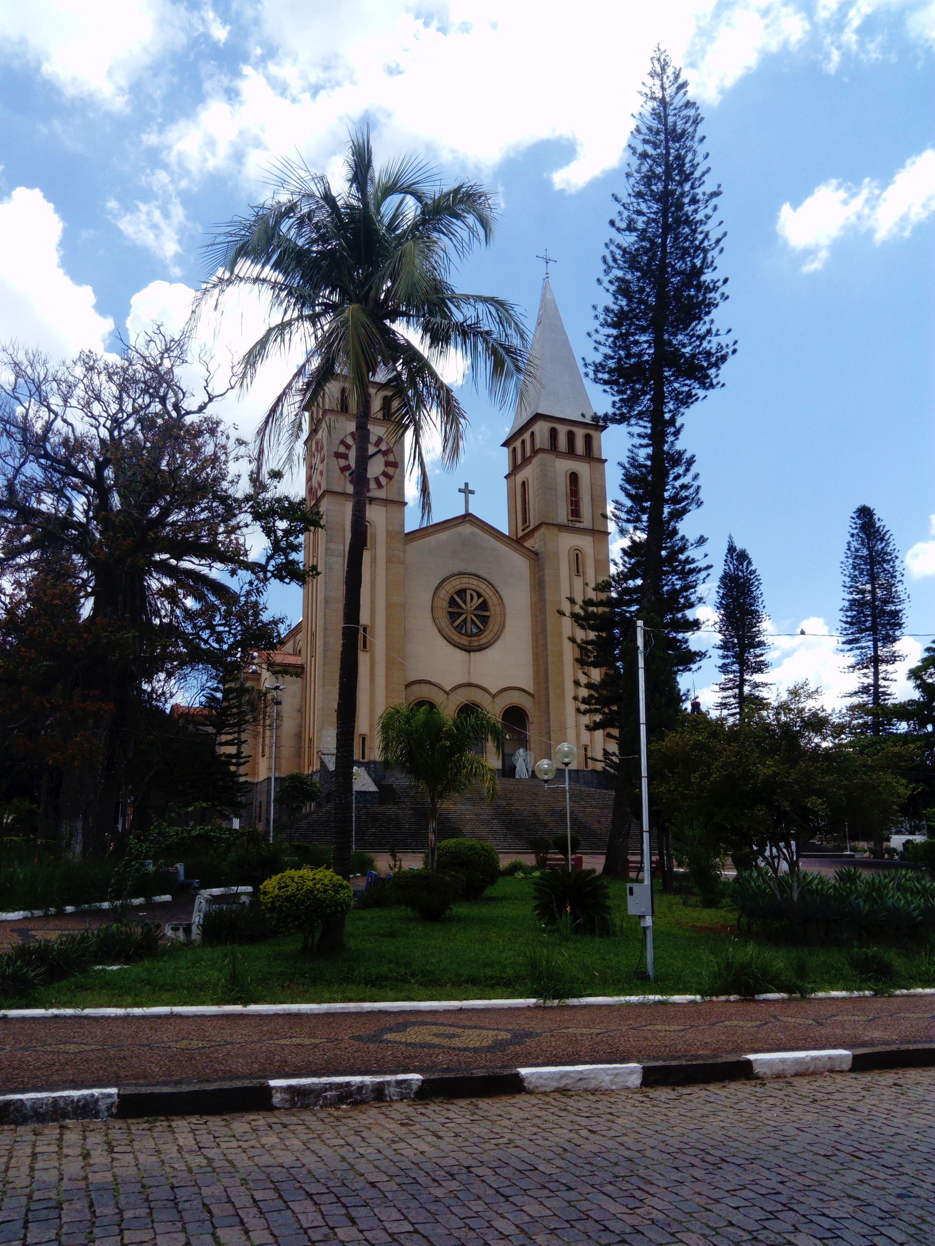 Igreja cede da diocese de Guaxupé.
