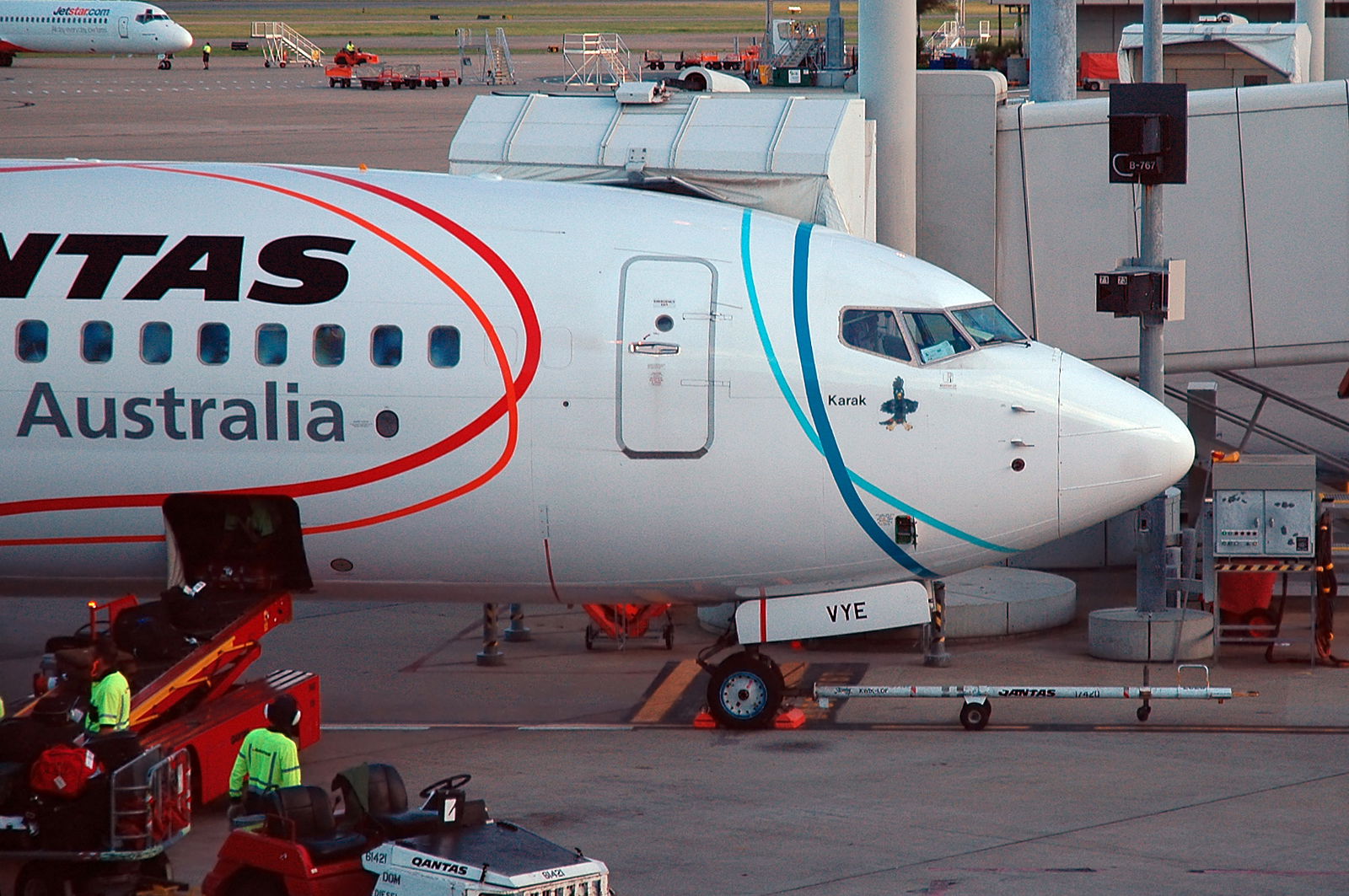 Qantas VH-VYE 'Karak' Boeing 737-838 Melbourne 2006 Commonwealt…