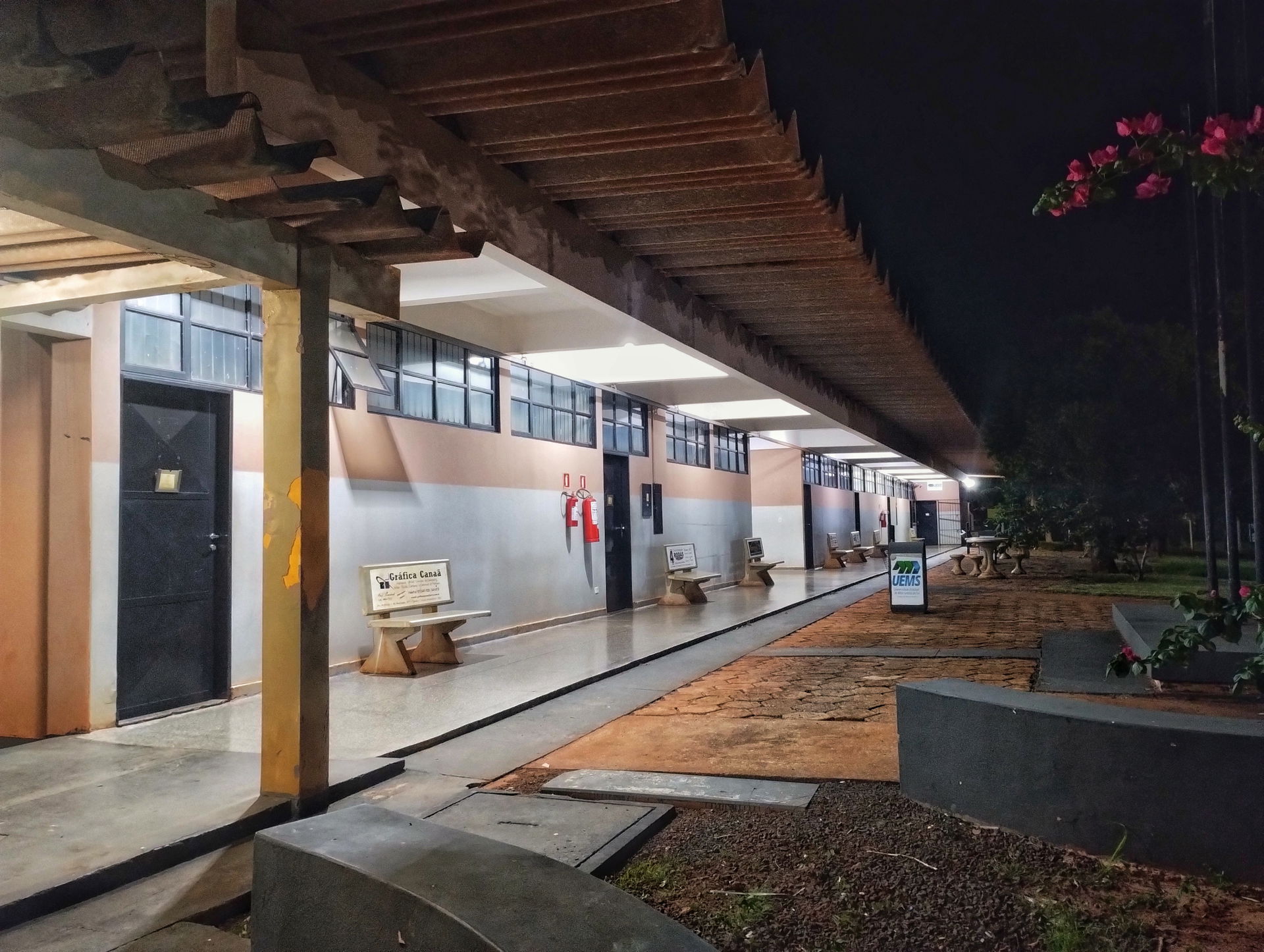 Pátio interno e salas de aulas no campus de Nova Andradina dela…
