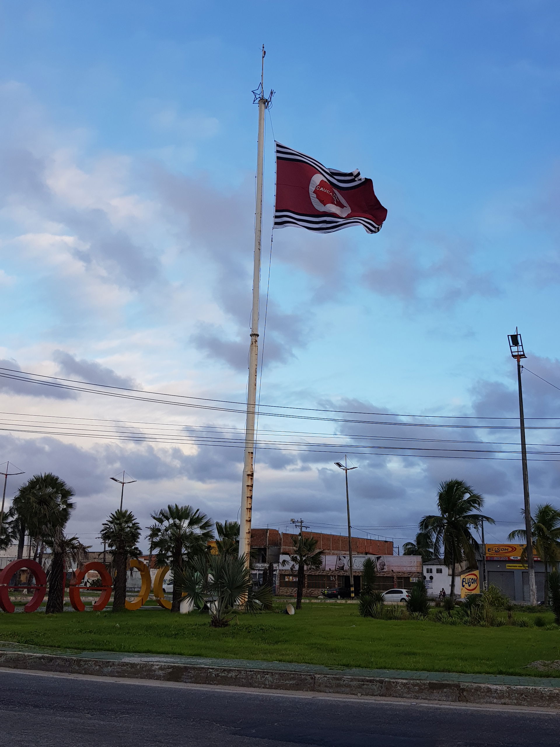 Bandeira de Caucaia hasteada no acesso à cidade via CE-085