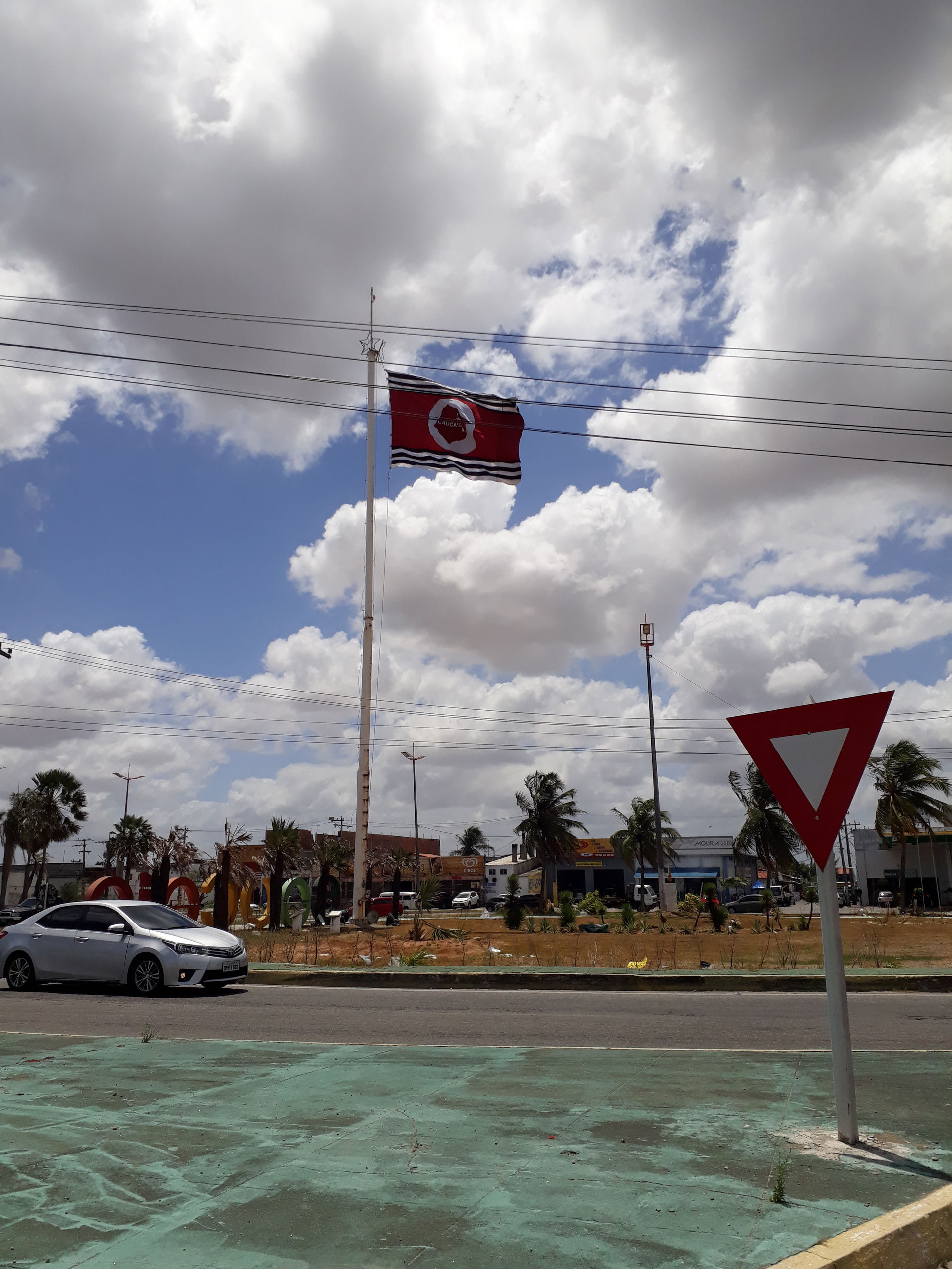 Bandeira do município de Caucaia hasteada em praça de rotatória…