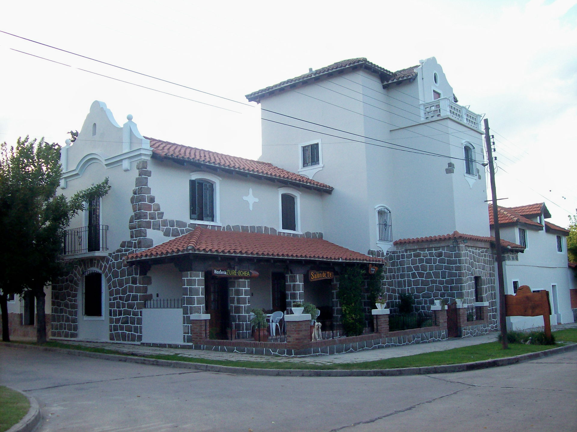 Hostería Zure Echea, en Fleming 12, en el Barrio de San Antonio…
