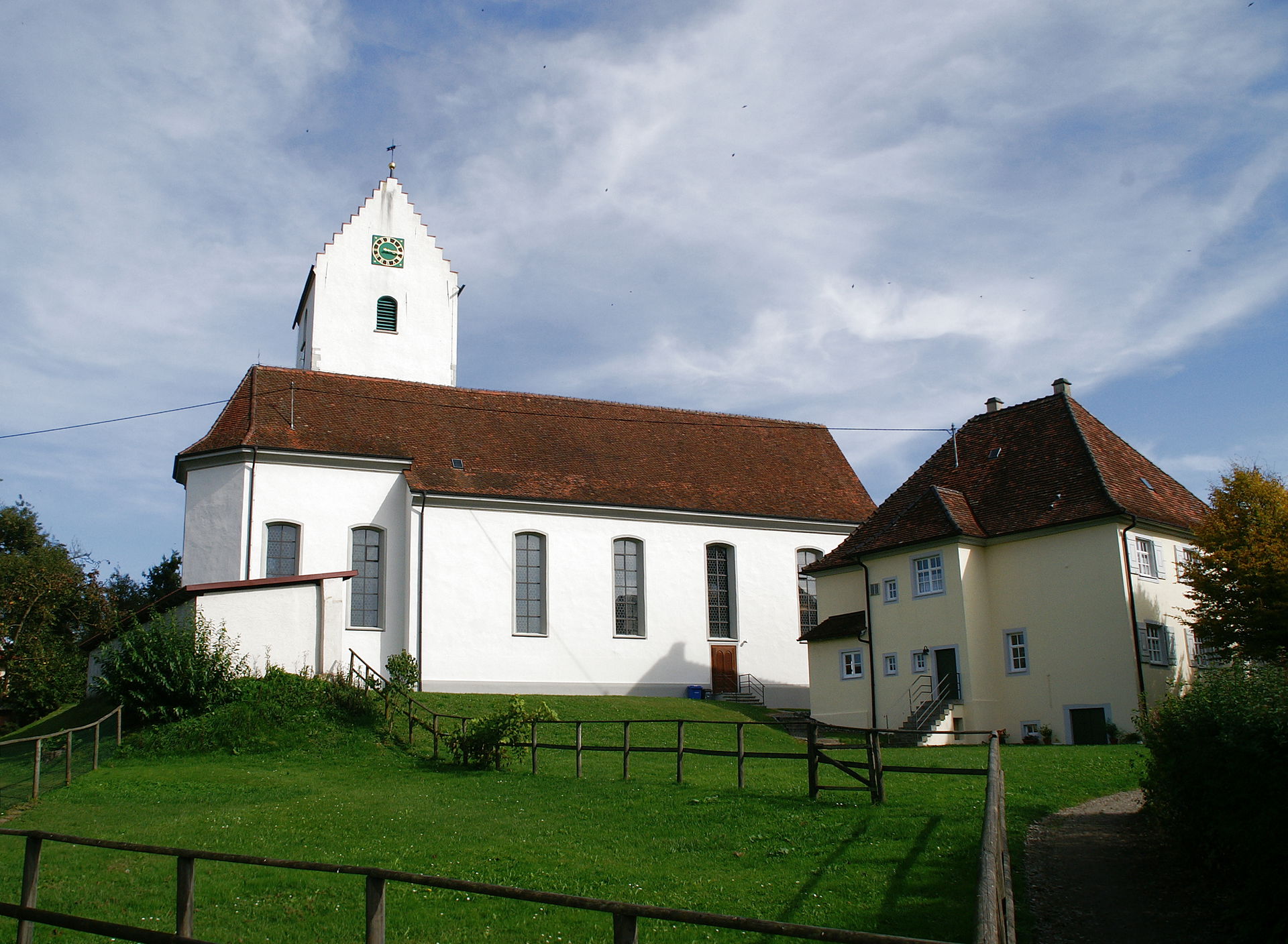Die katholische Cosmas und Daminan-Kirche in D-78355 Hohenfels,…