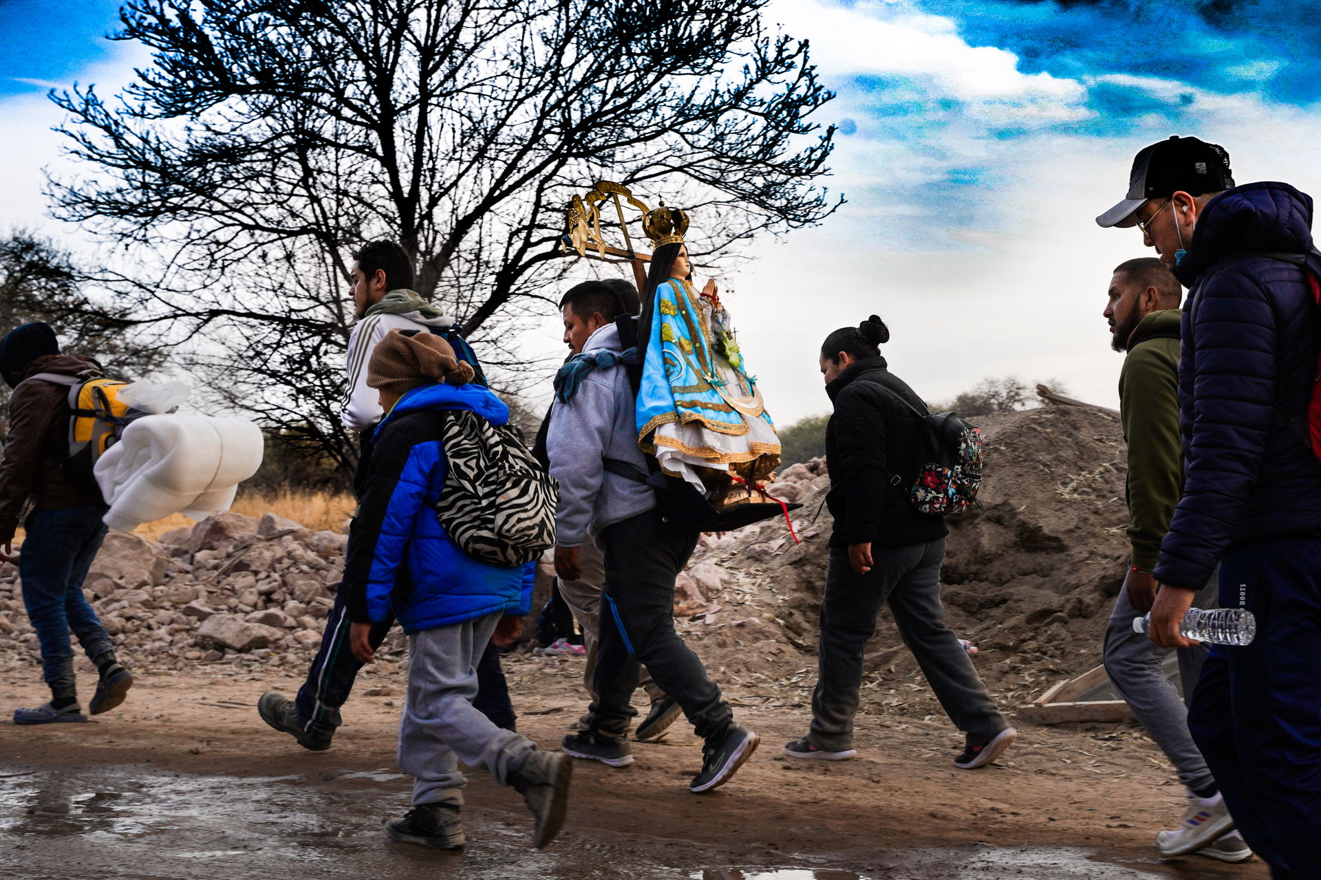 En la imagen se muestra un grupo de personas, están caminando u…