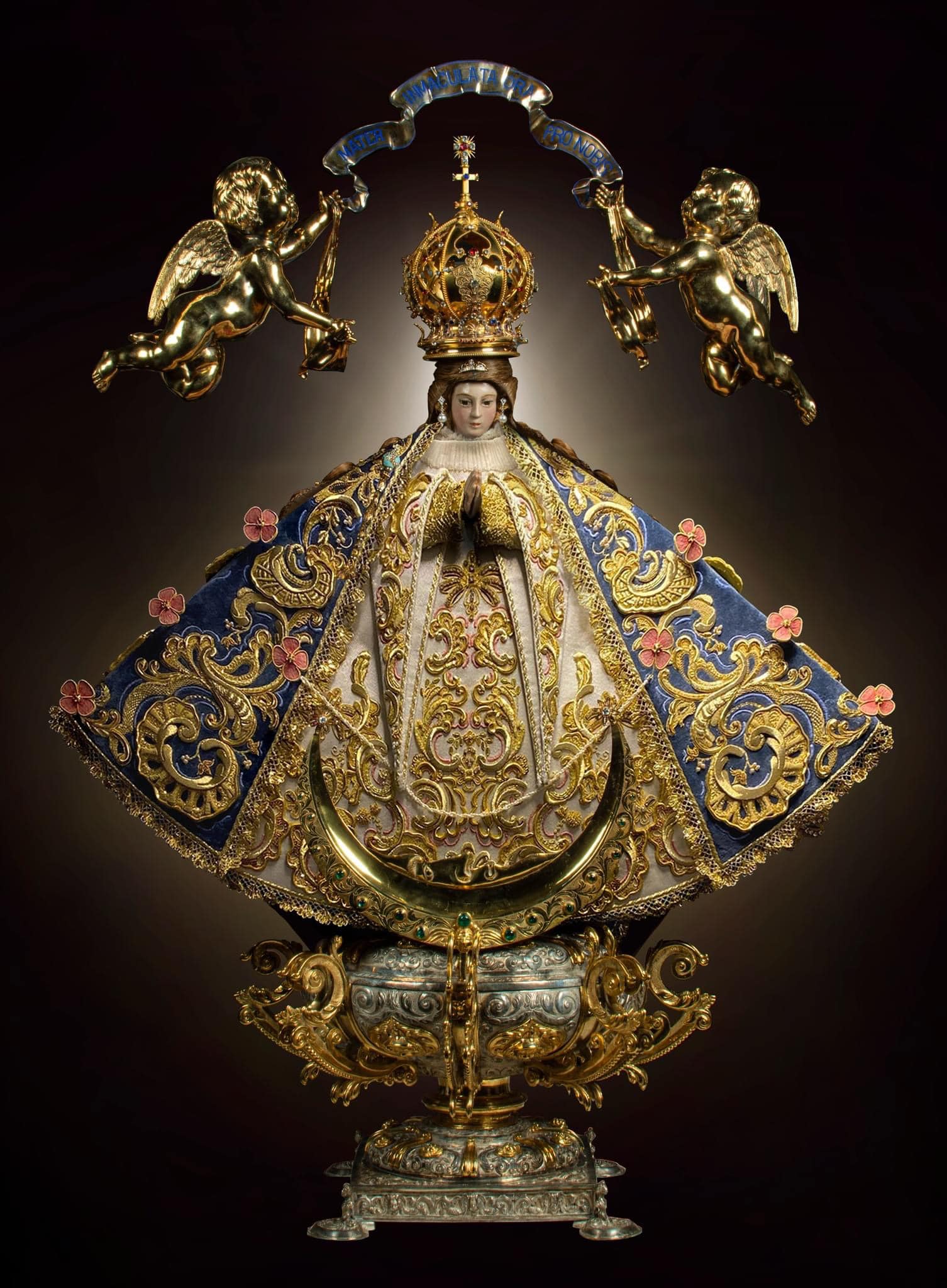 Image of the Virgin of San Juan de los Lagos wearing the mantle…